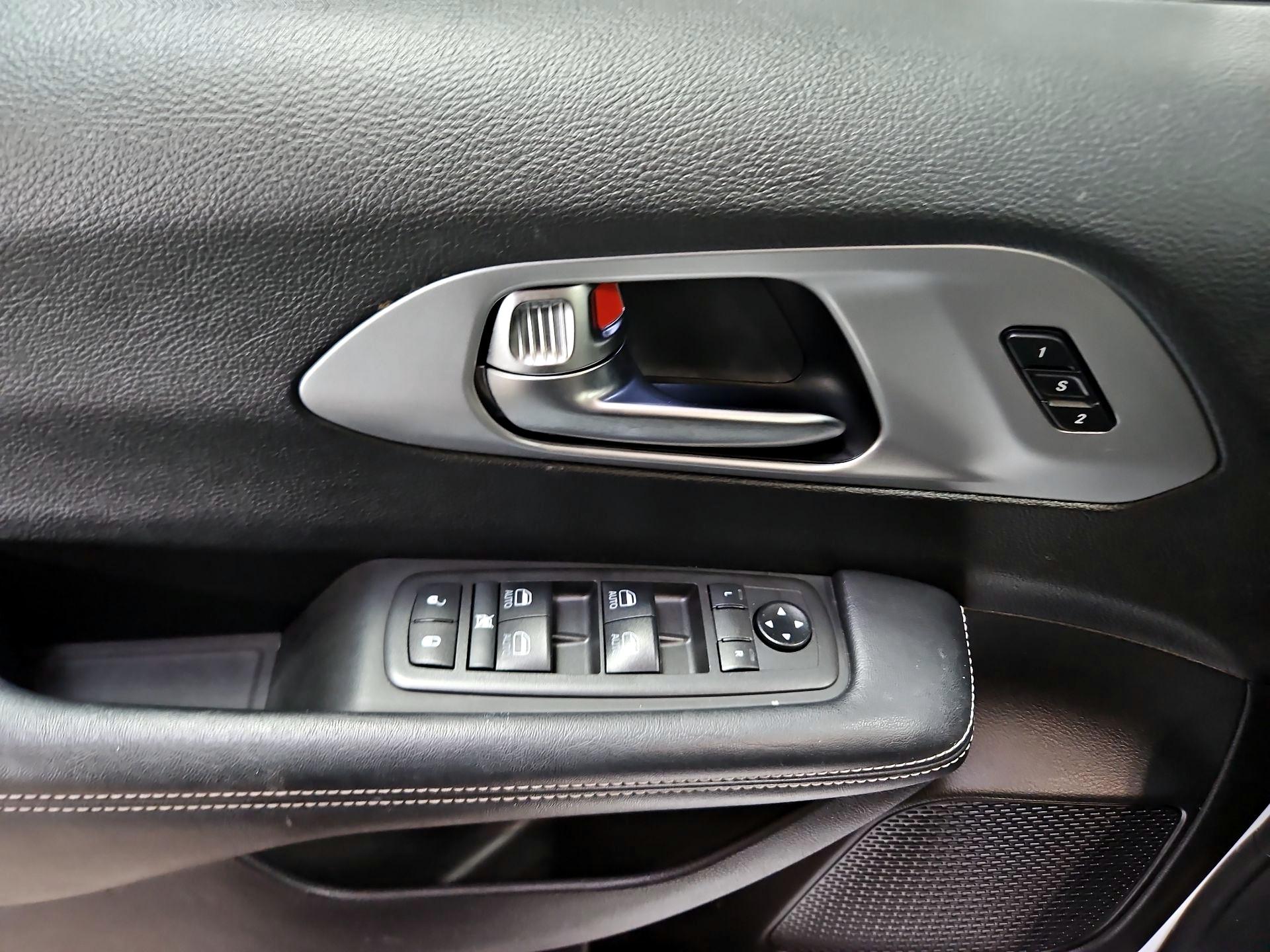 Thumbnail: 2021 Chrysler Pacifica - 10