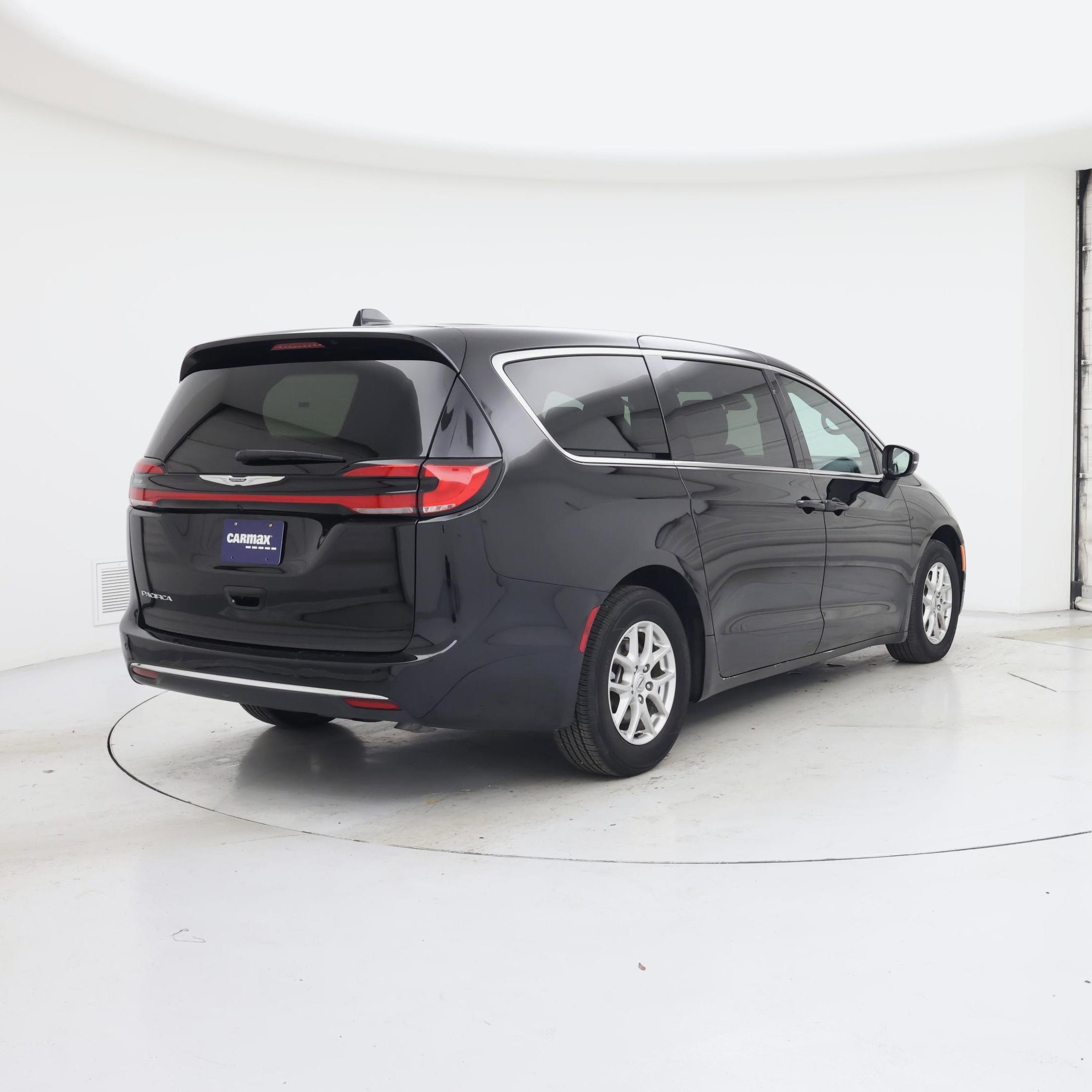 Thumbnail: 2025 Chrysler Pacifica - 8