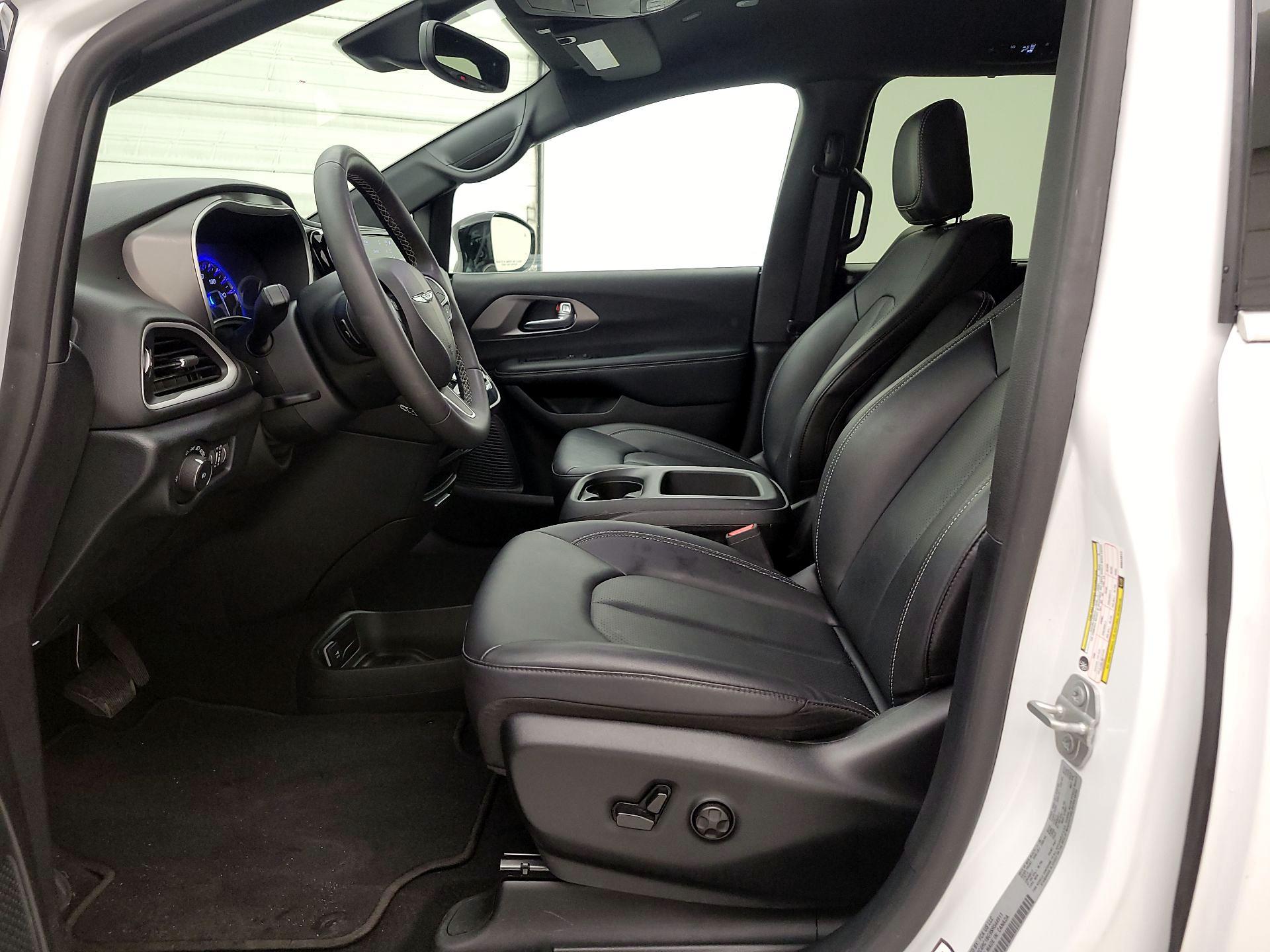 Thumbnail: 2025 Chrysler Pacifica - 11