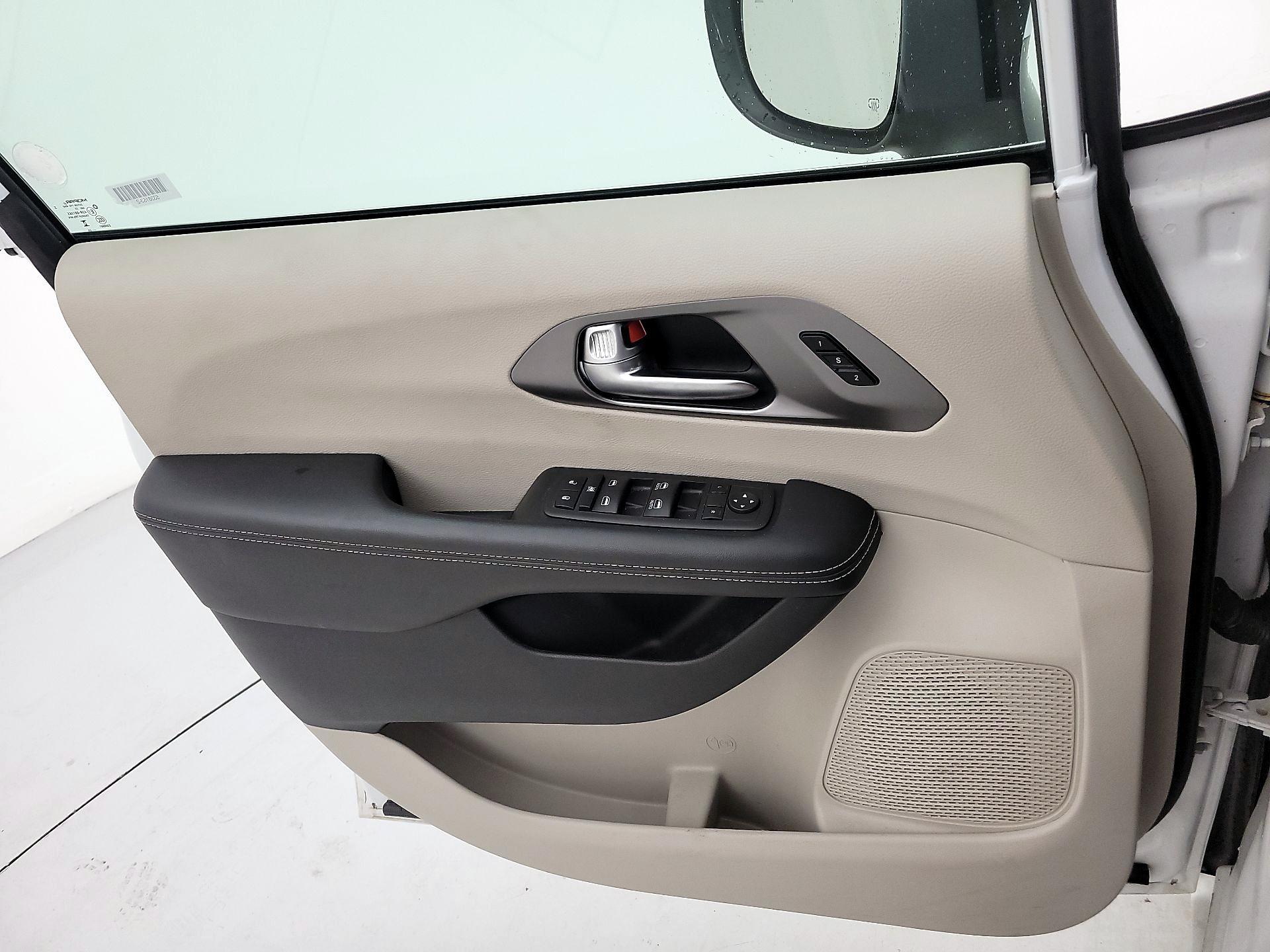 Thumbnail: 2023 Chrysler Pacifica - 12