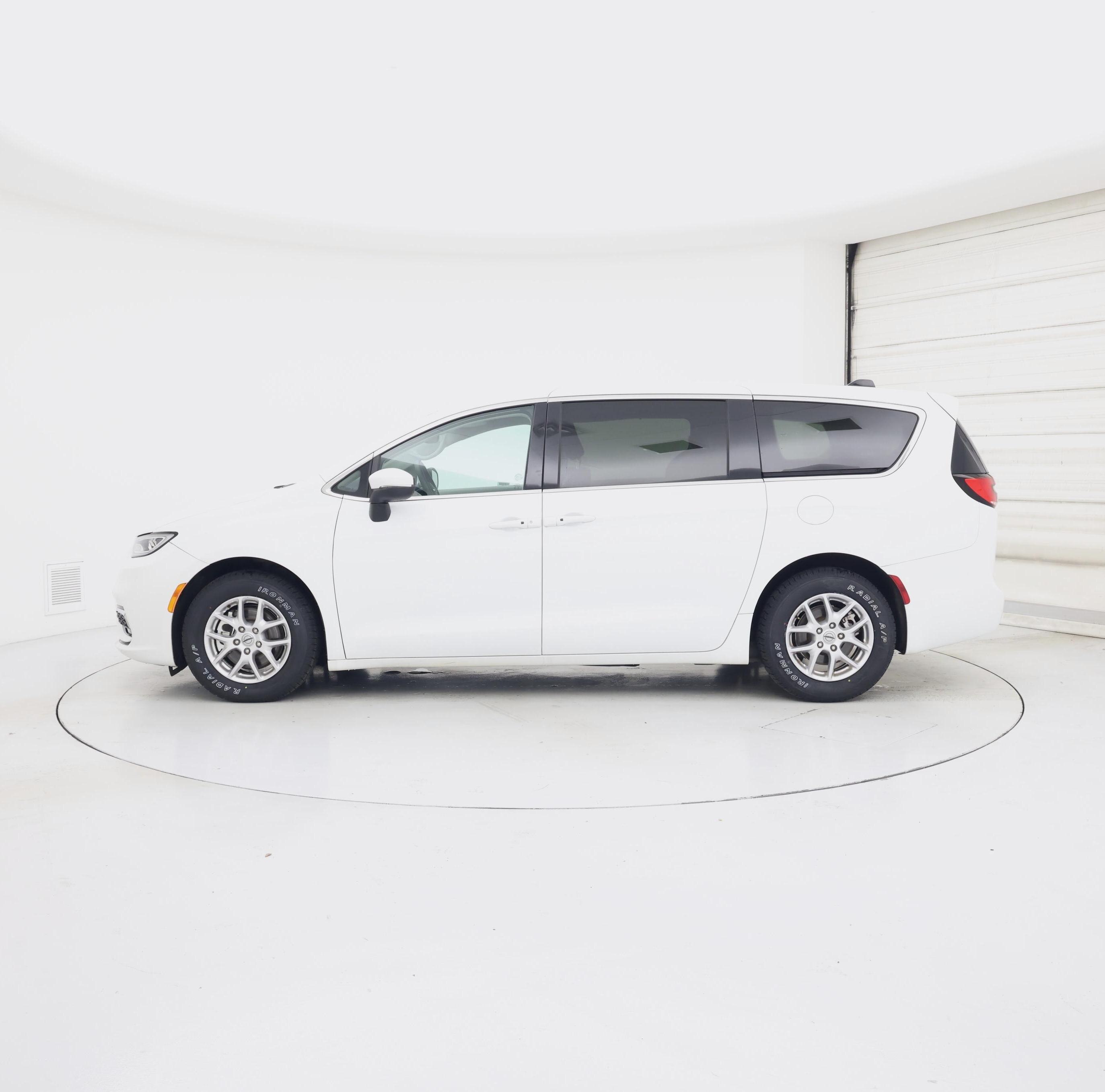Thumbnail: 2023 Chrysler Pacifica - 3