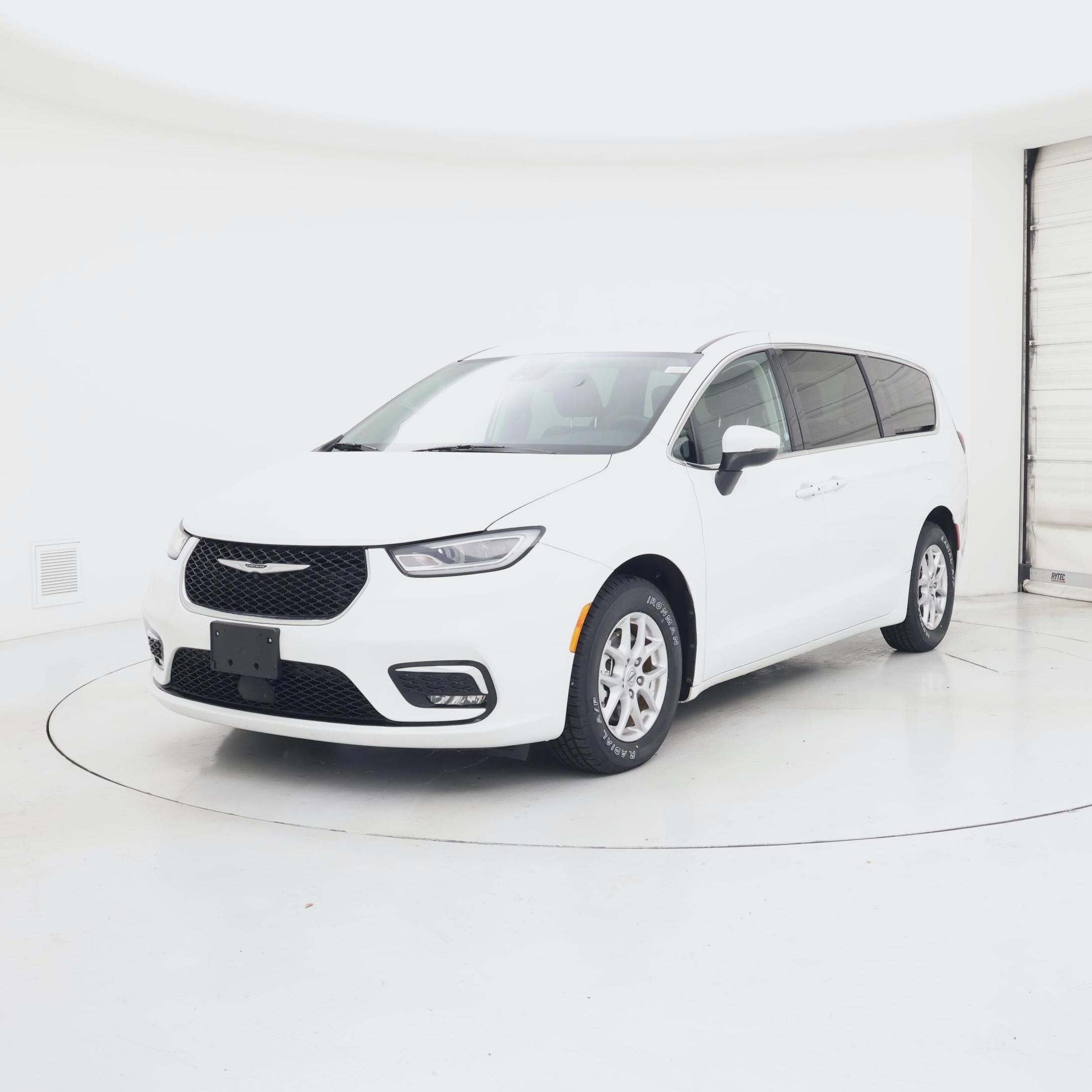 Thumbnail: 2023 Chrysler Pacifica - 4