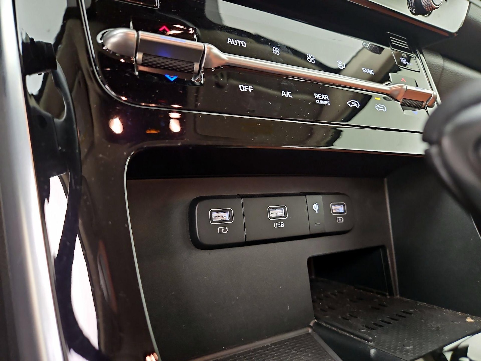 2023 Kia Carnival SX - Photo 18