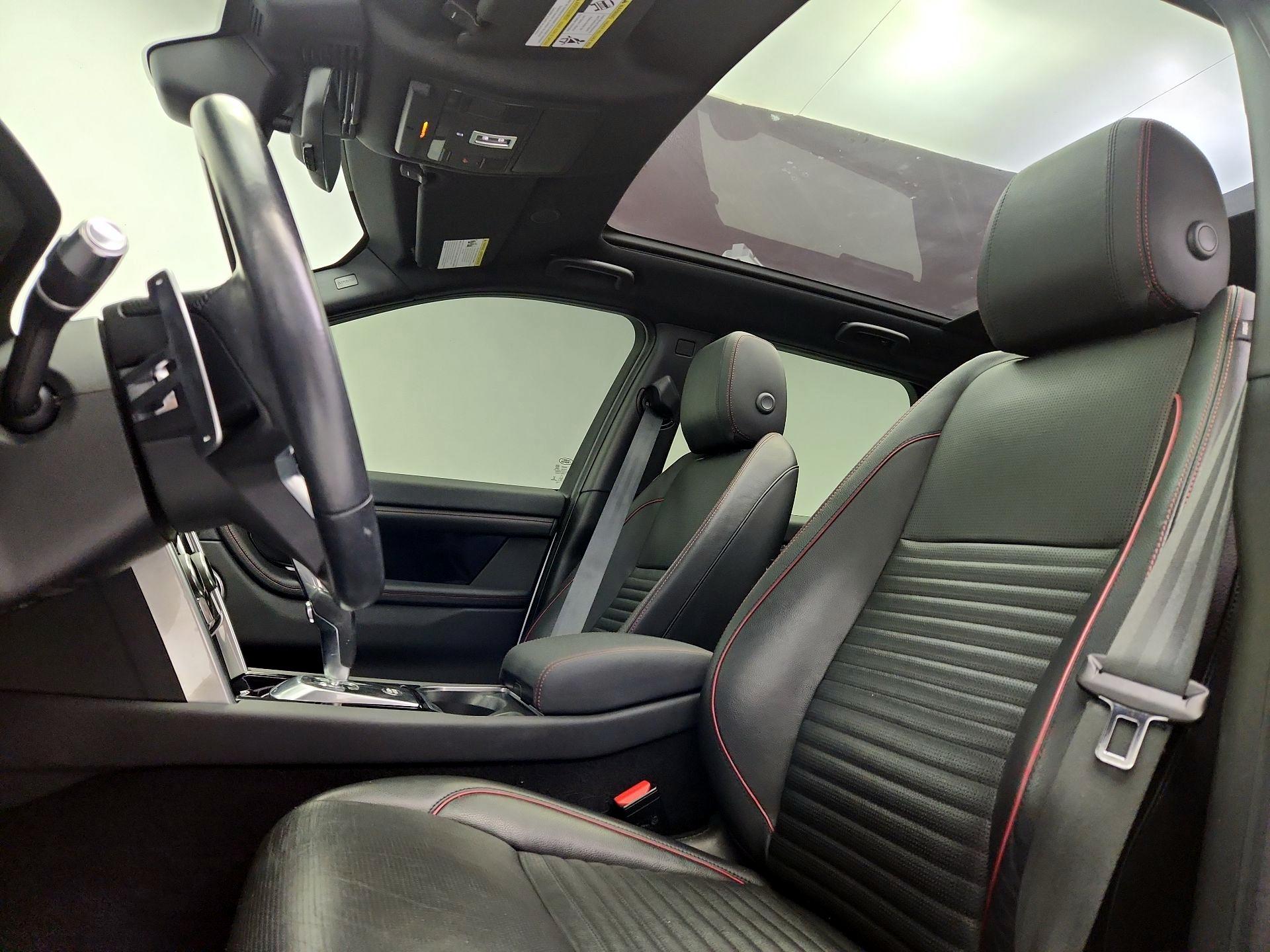 Thumbnail: 2022 Land Rover Discovery Sport - 20