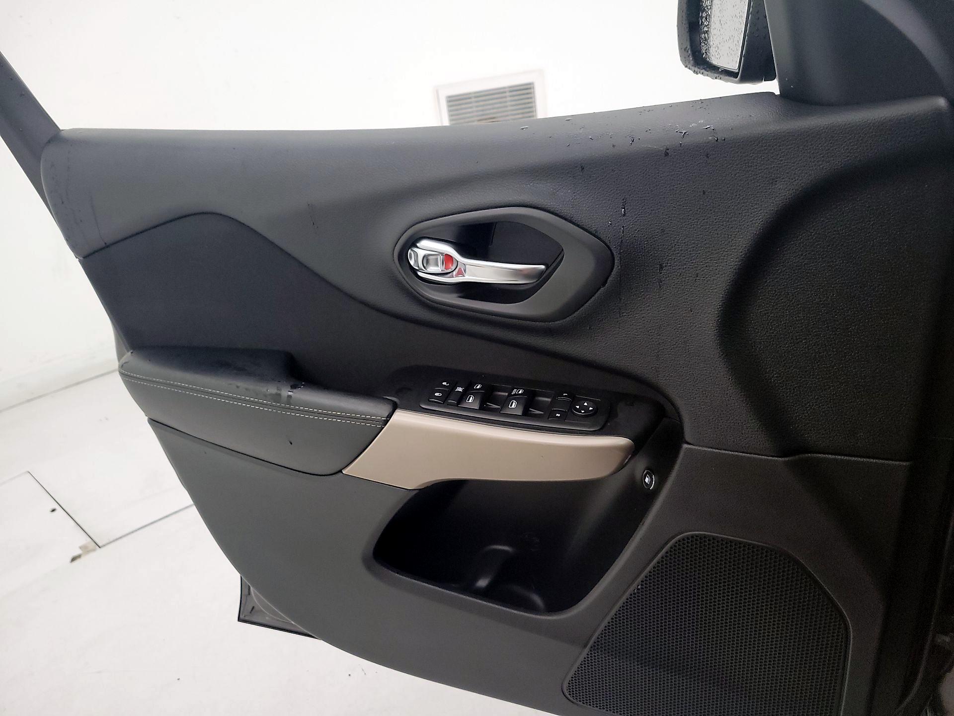 Thumbnail: 2018 Jeep Cherokee - 12