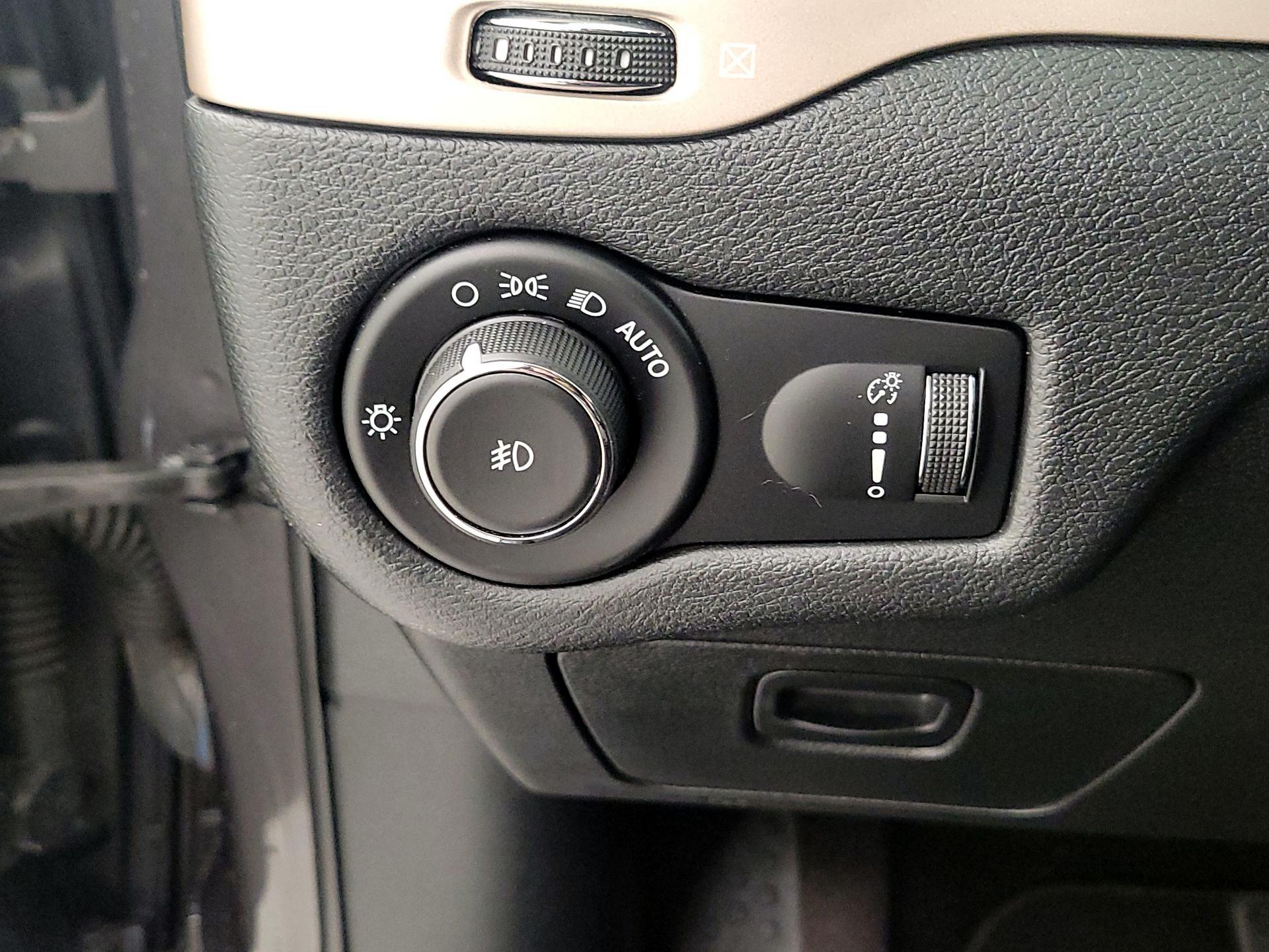 Thumbnail: 2018 Jeep Cherokee - 13