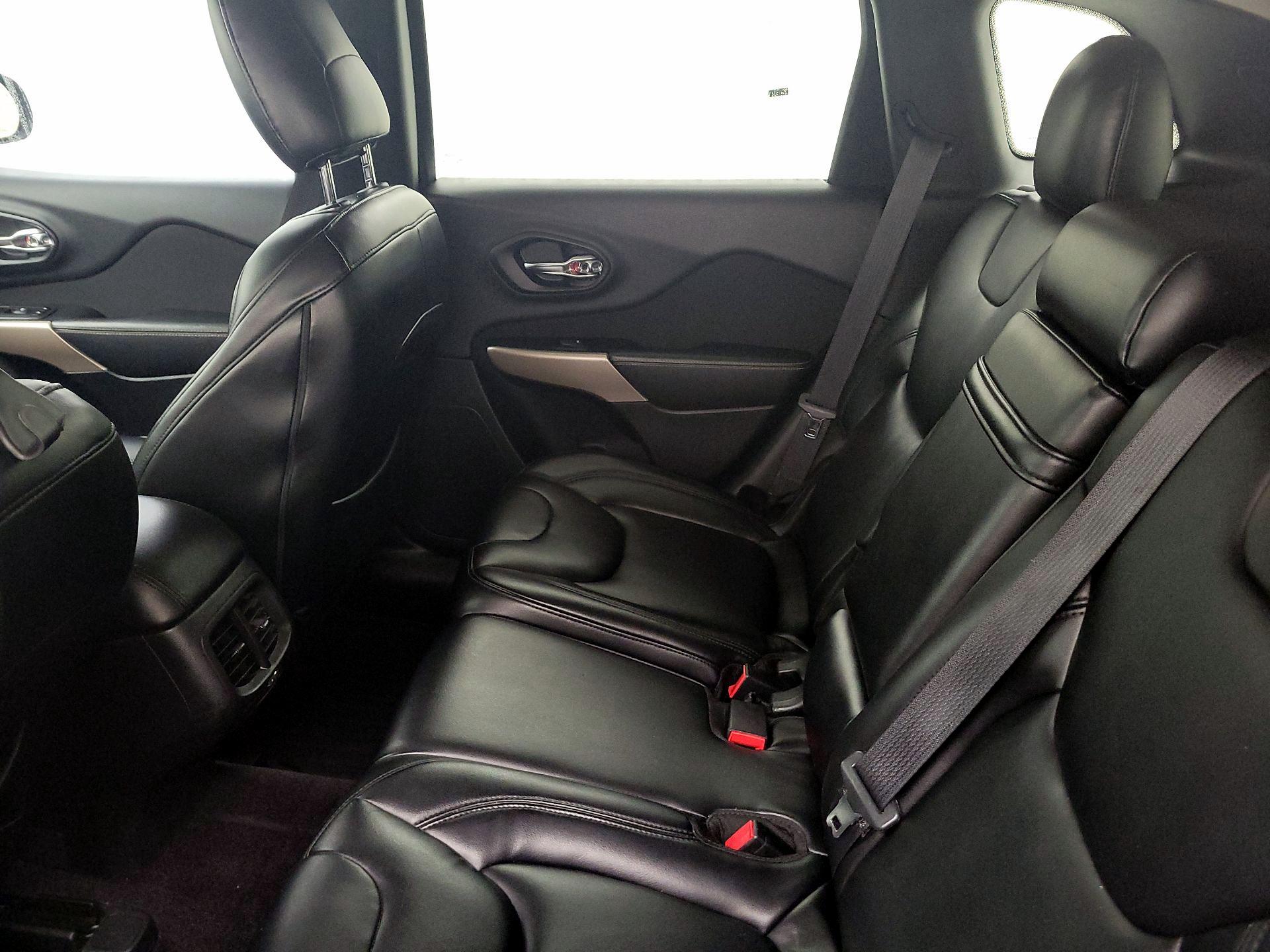 Thumbnail: 2018 Jeep Cherokee - 19