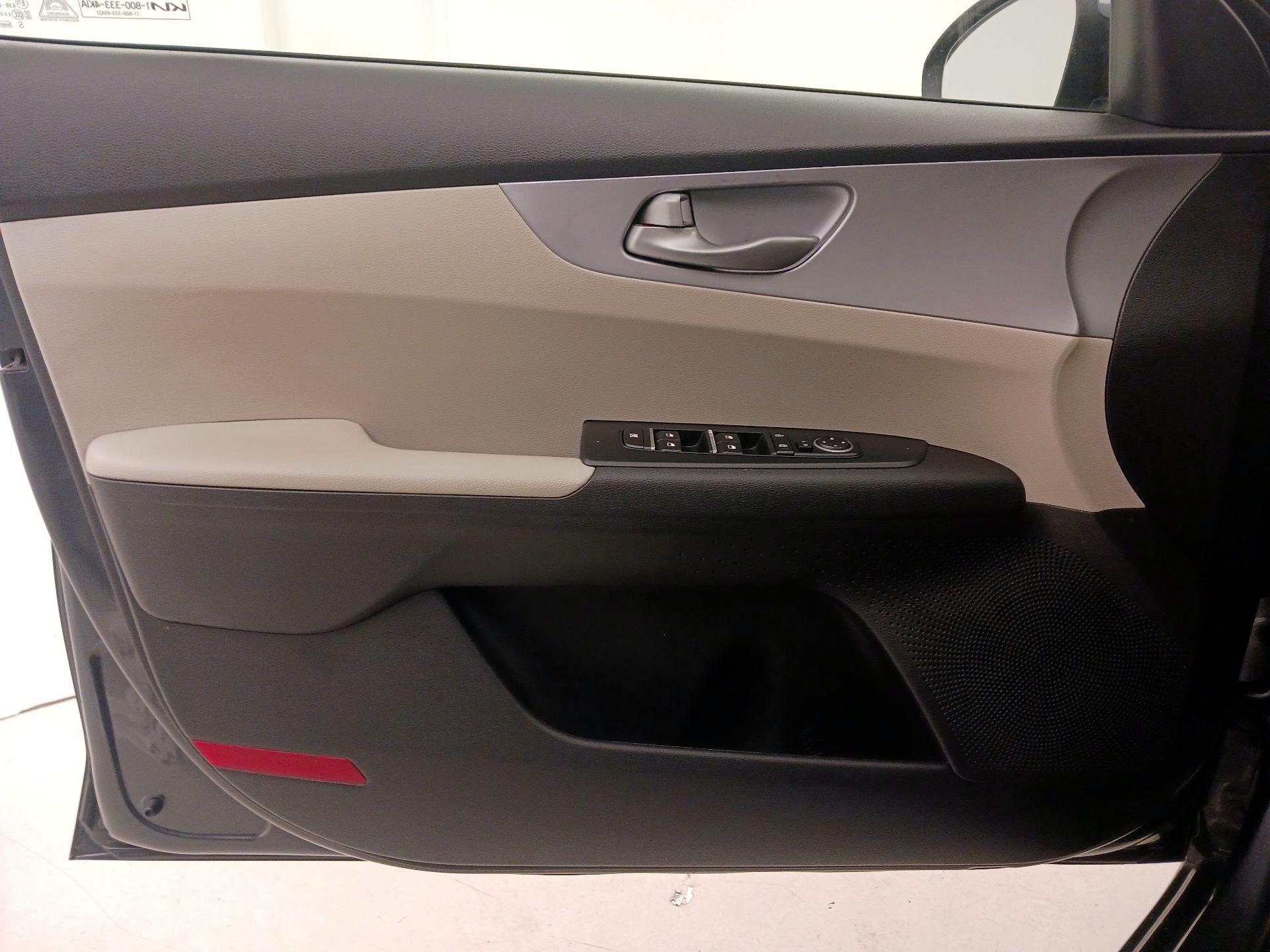 Thumbnail: 2022 Kia Forte - 12