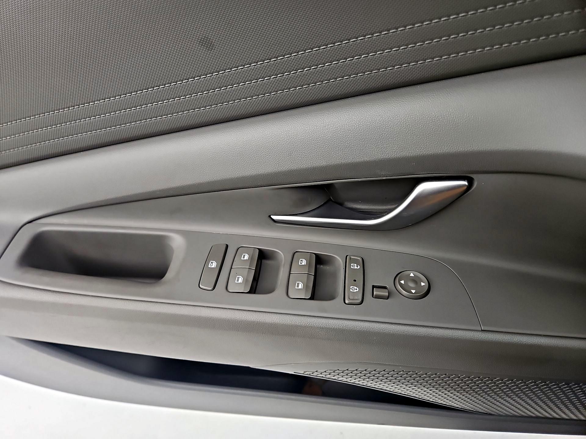 Thumbnail: 2023 Hyundai Elantra - 10