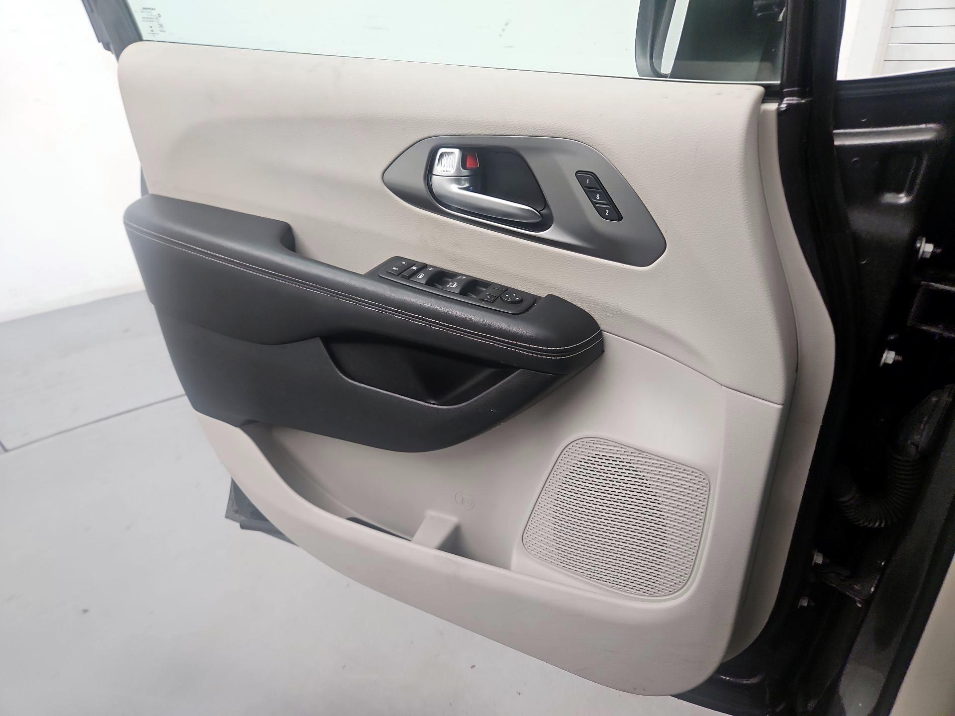 Thumbnail: 2023 Chrysler Pacifica - 10