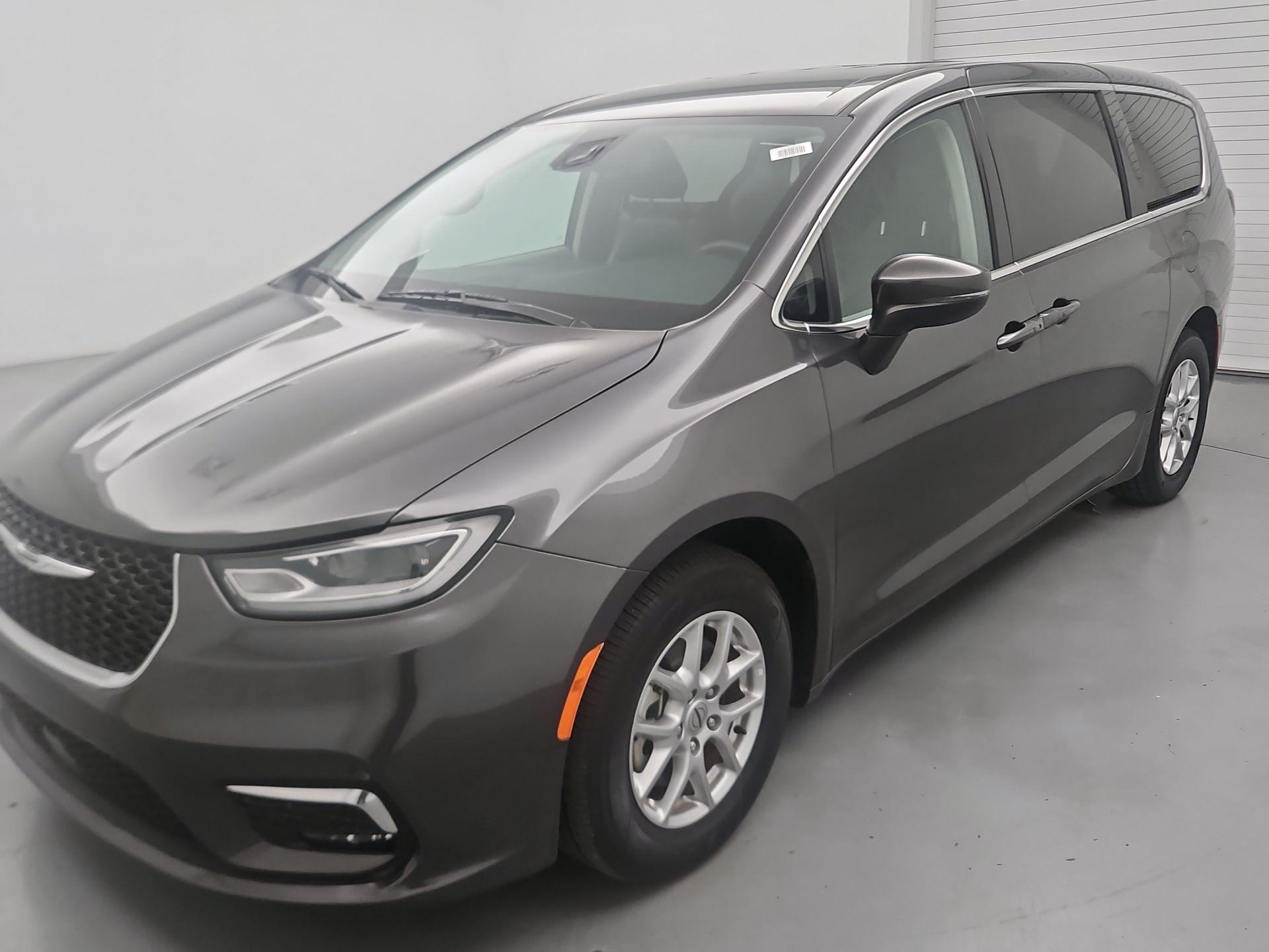 Thumbnail: 2023 Chrysler Pacifica - 3