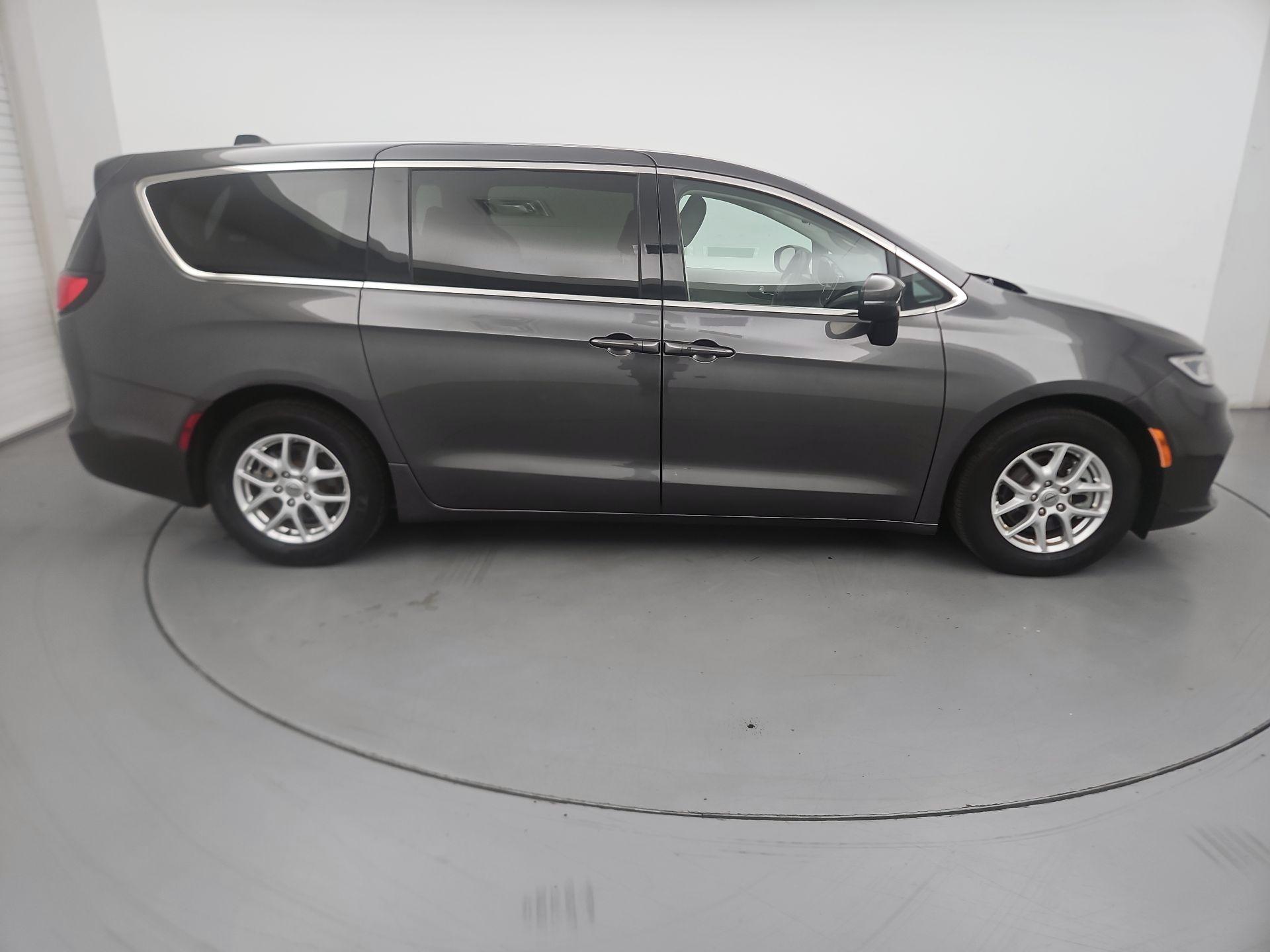 Thumbnail: 2023 Chrysler Pacifica - 4