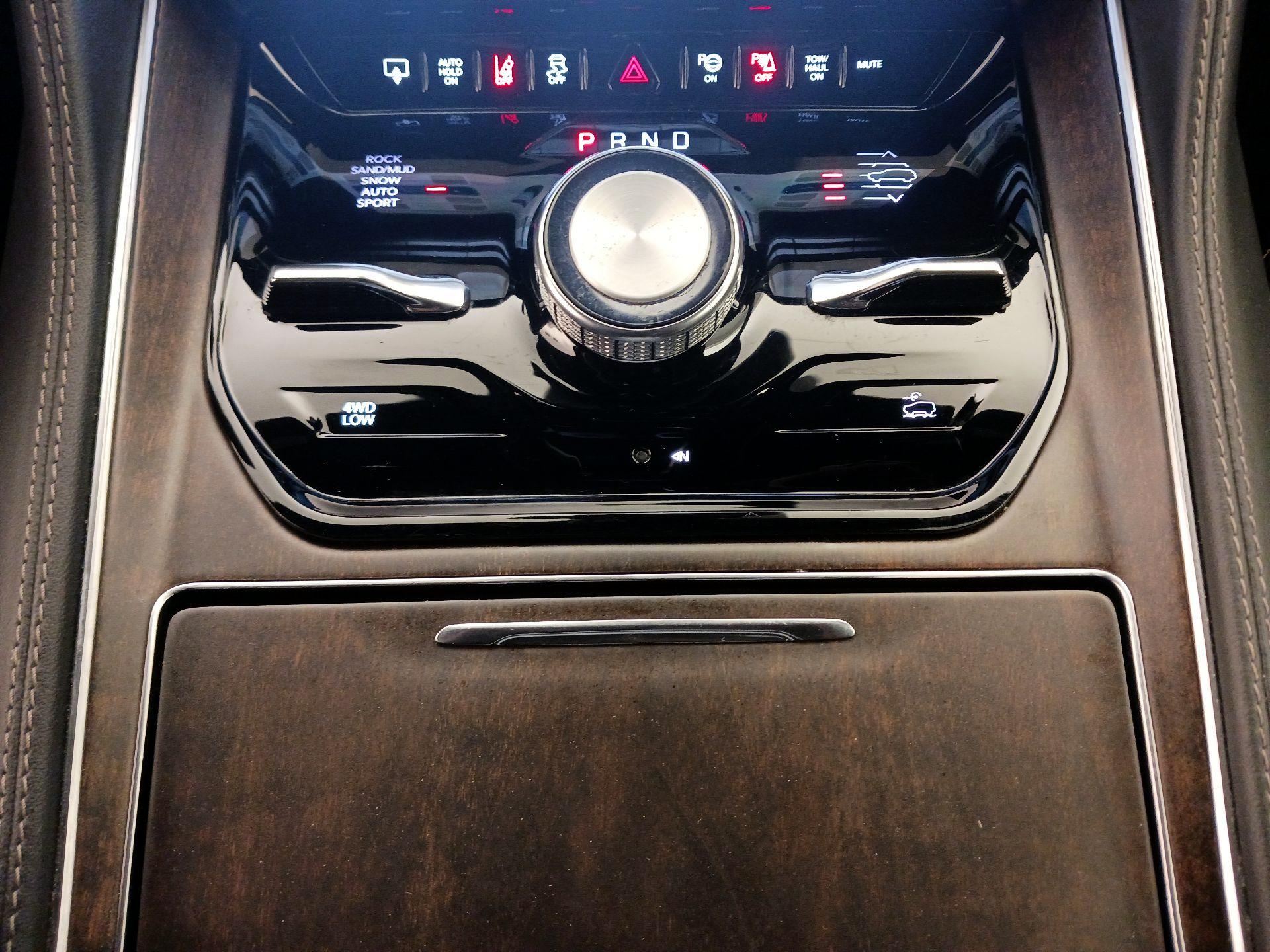 Thumbnail: 2023 Jeep Grand Wagoneer - 18
