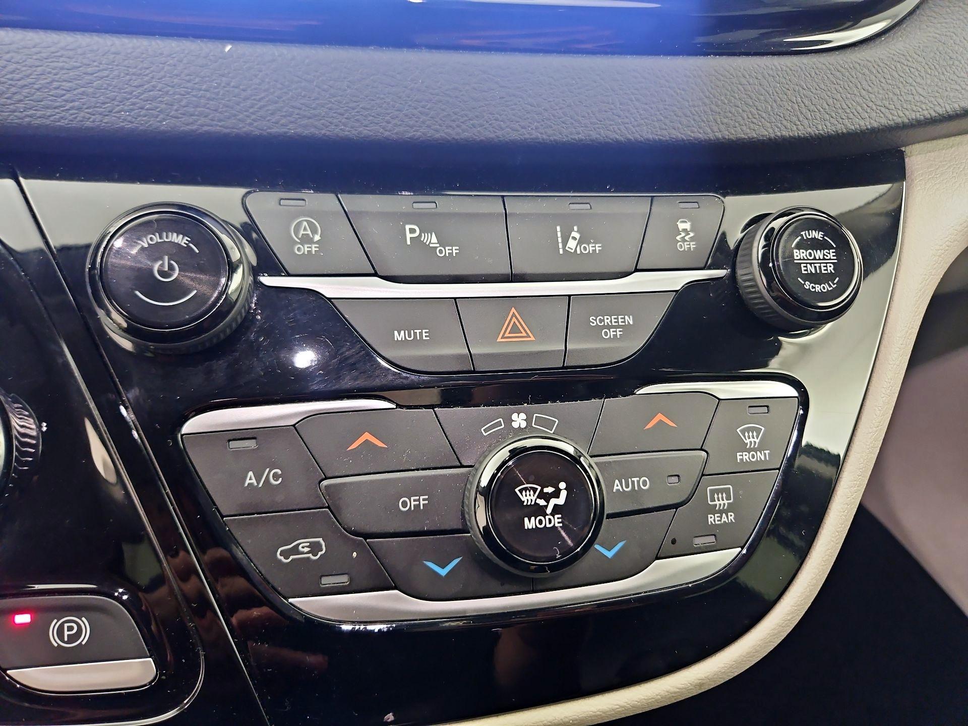 Thumbnail: 2023 Chrysler Pacifica - 16