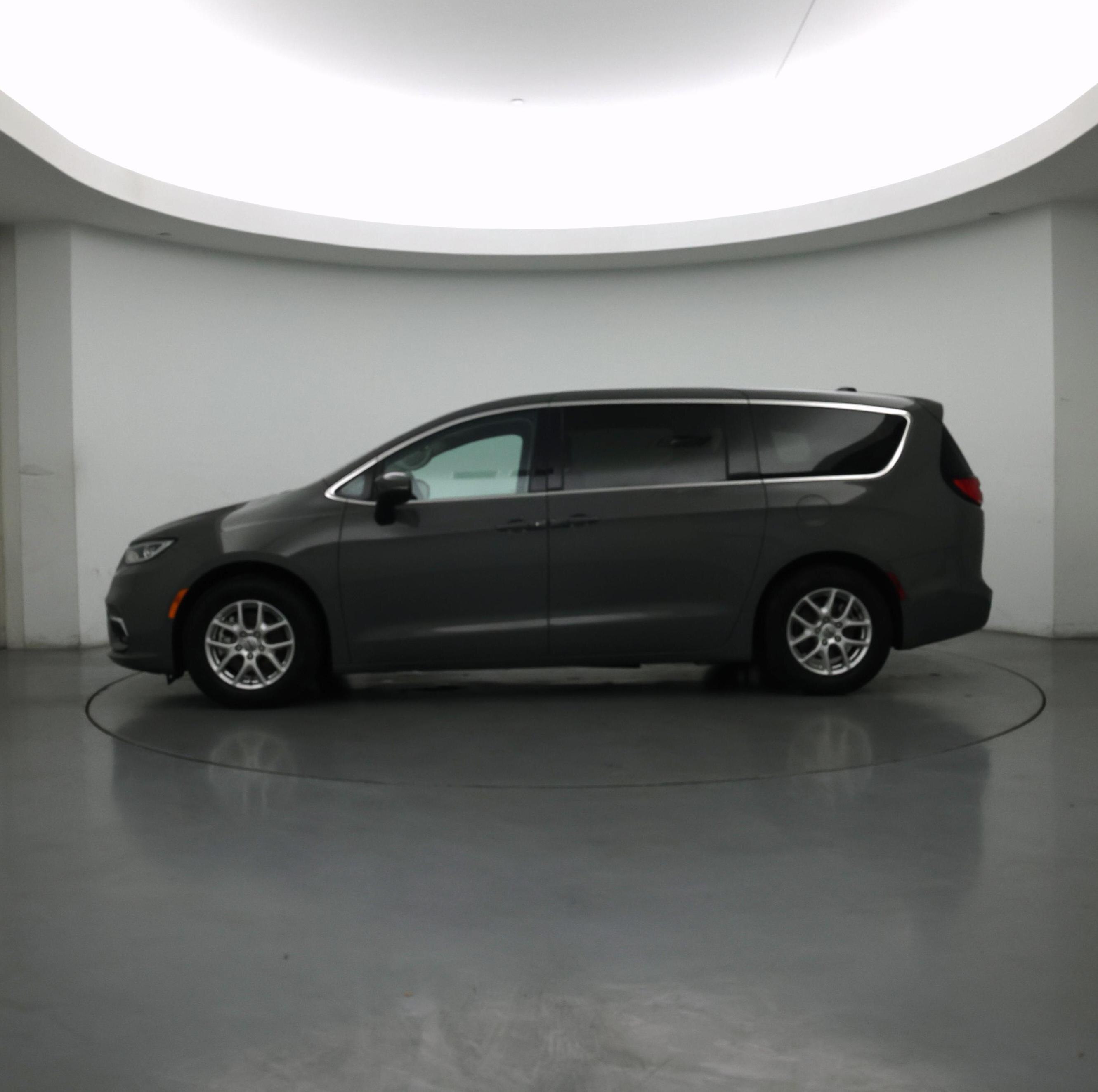 Thumbnail: 2023 Chrysler Pacifica - 3