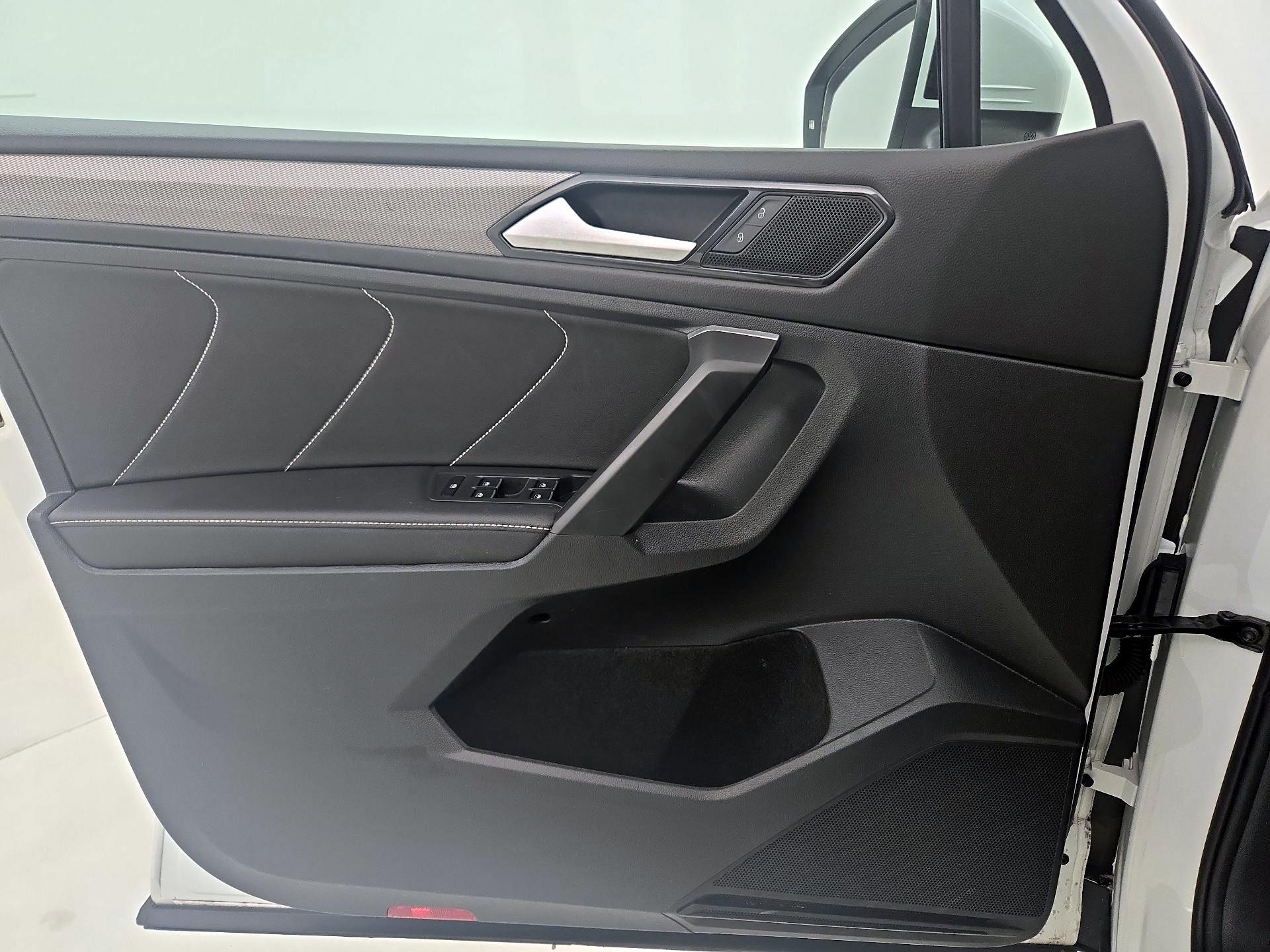 Thumbnail: 2023 Volkswagen Tiguan - 12