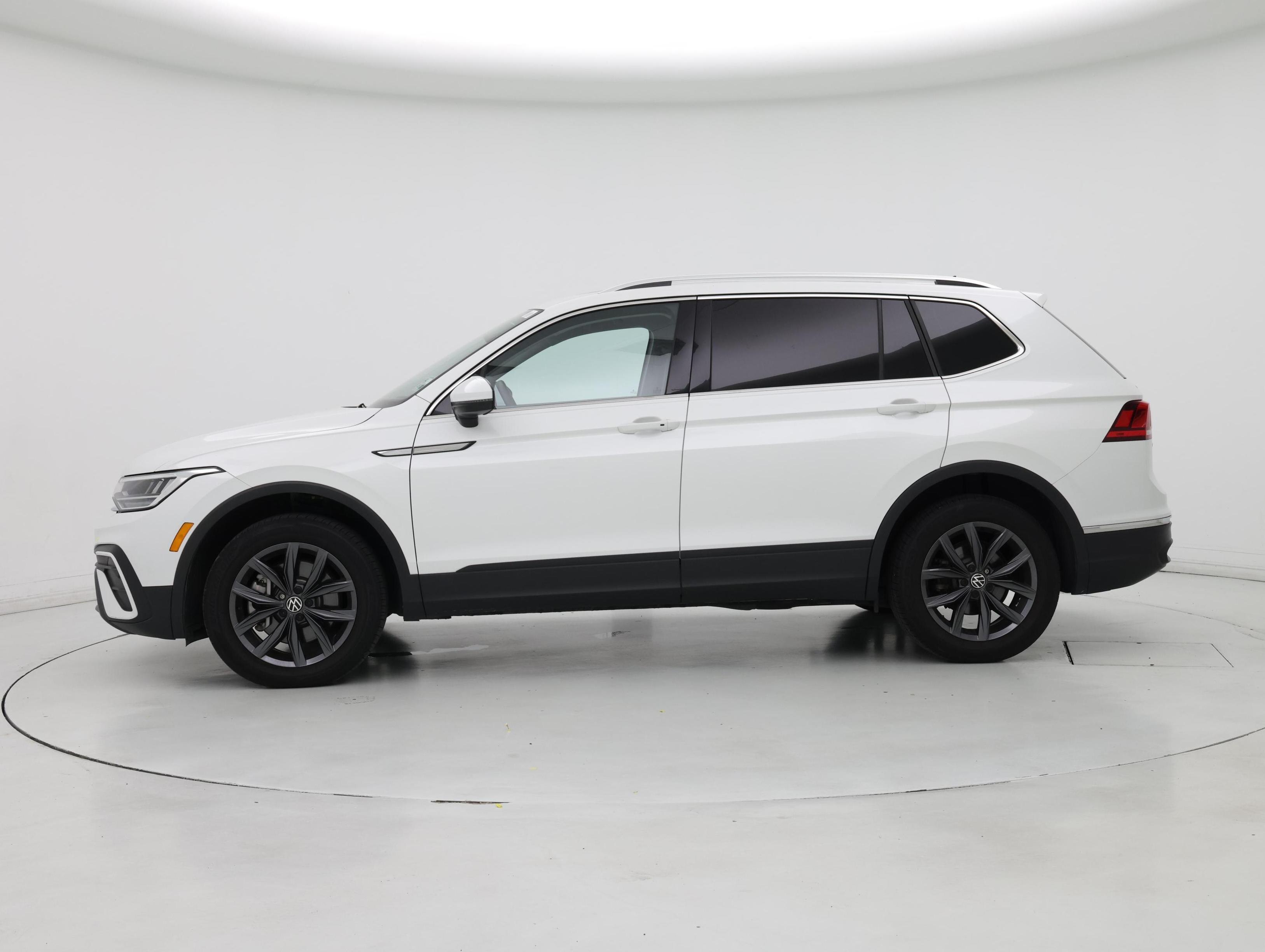 Thumbnail: 2023 Volkswagen Tiguan - 3