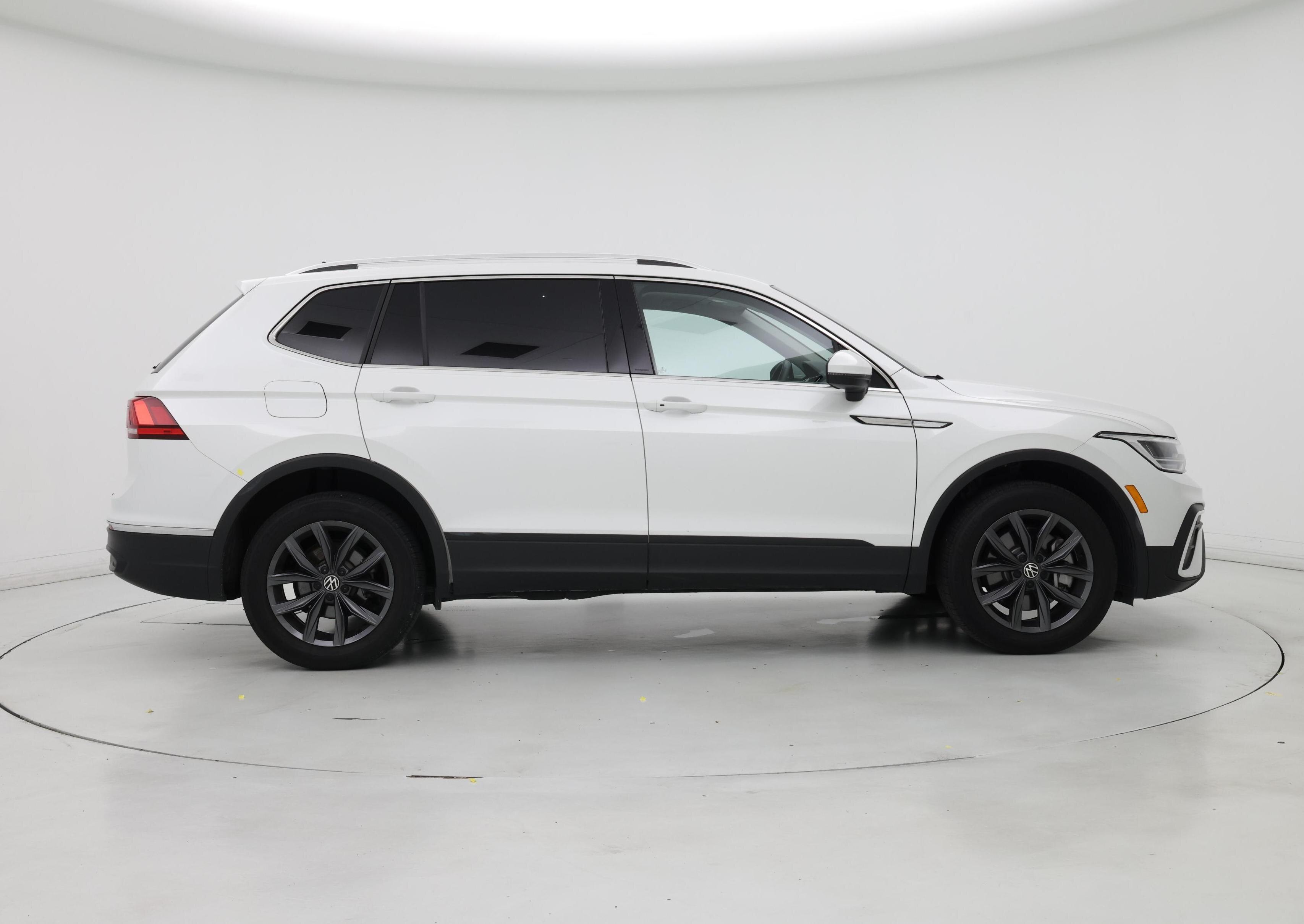 Thumbnail: 2023 Volkswagen Tiguan - 7