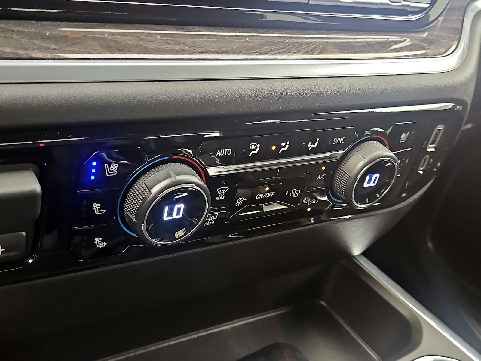 2025 Chevrolet Silverado 1500 LTZ - Photo 17