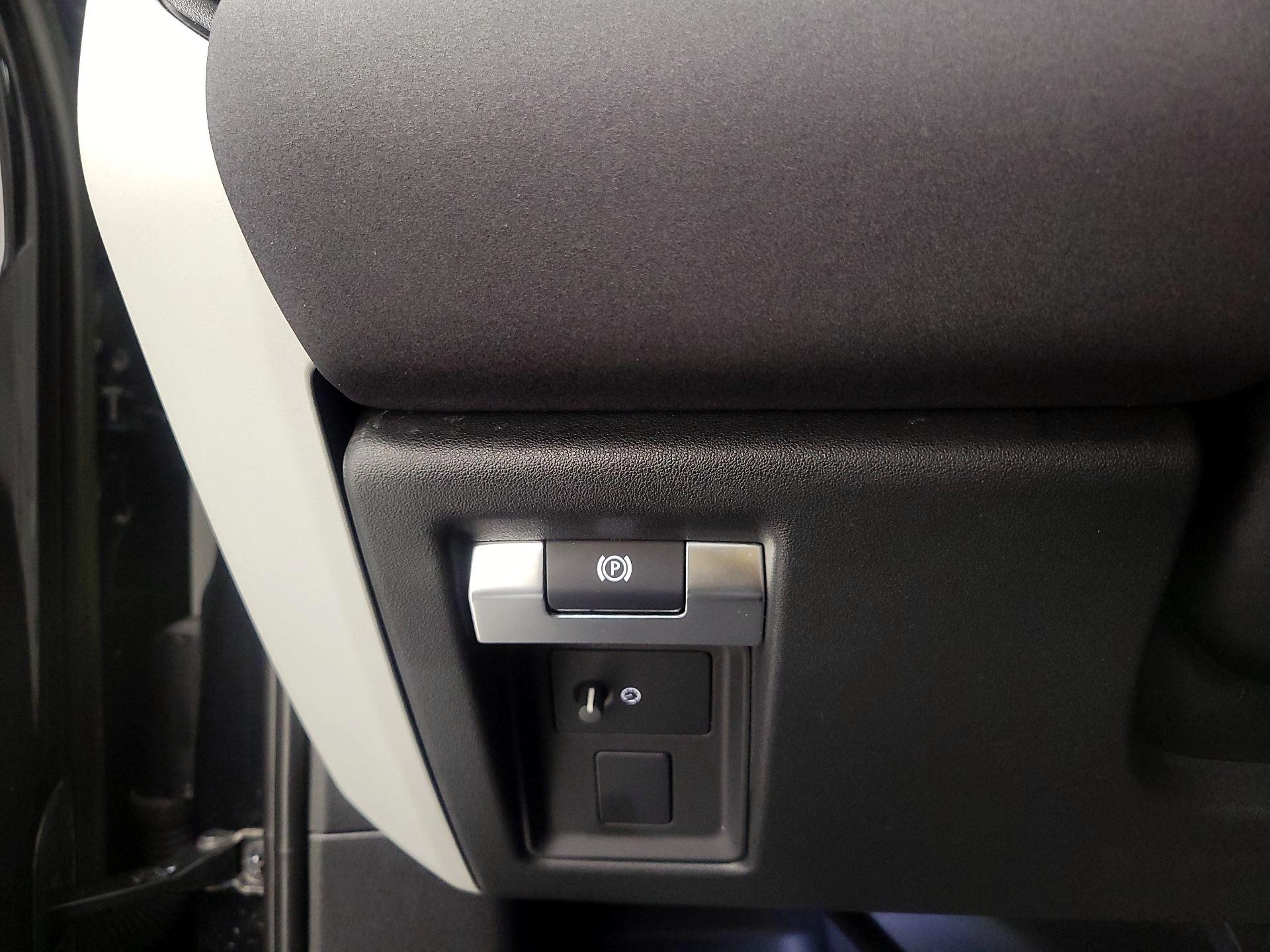 Thumbnail: 2023 Land Rover Defender - 13
