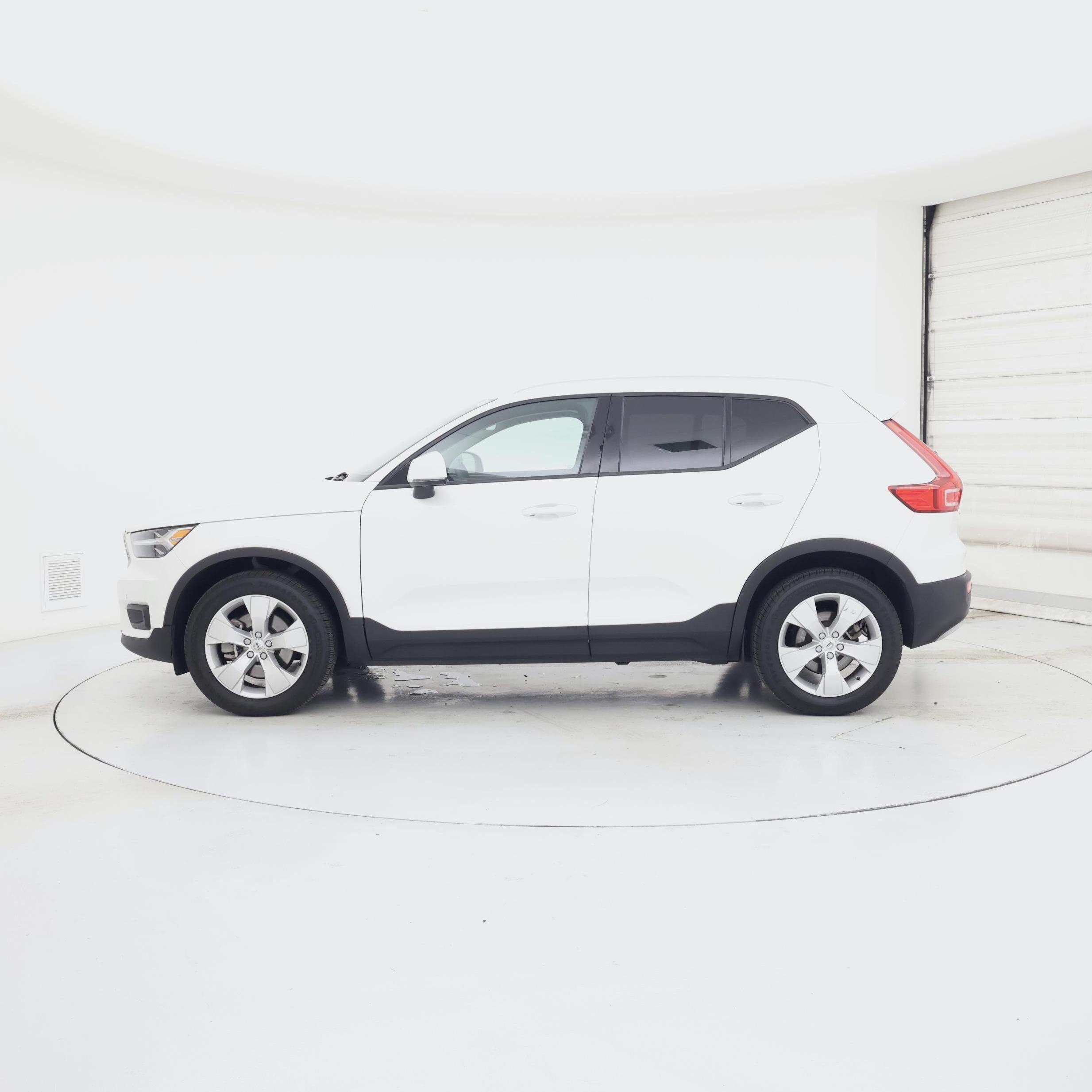 Thumbnail: 2022 Volvo XC40 - 3