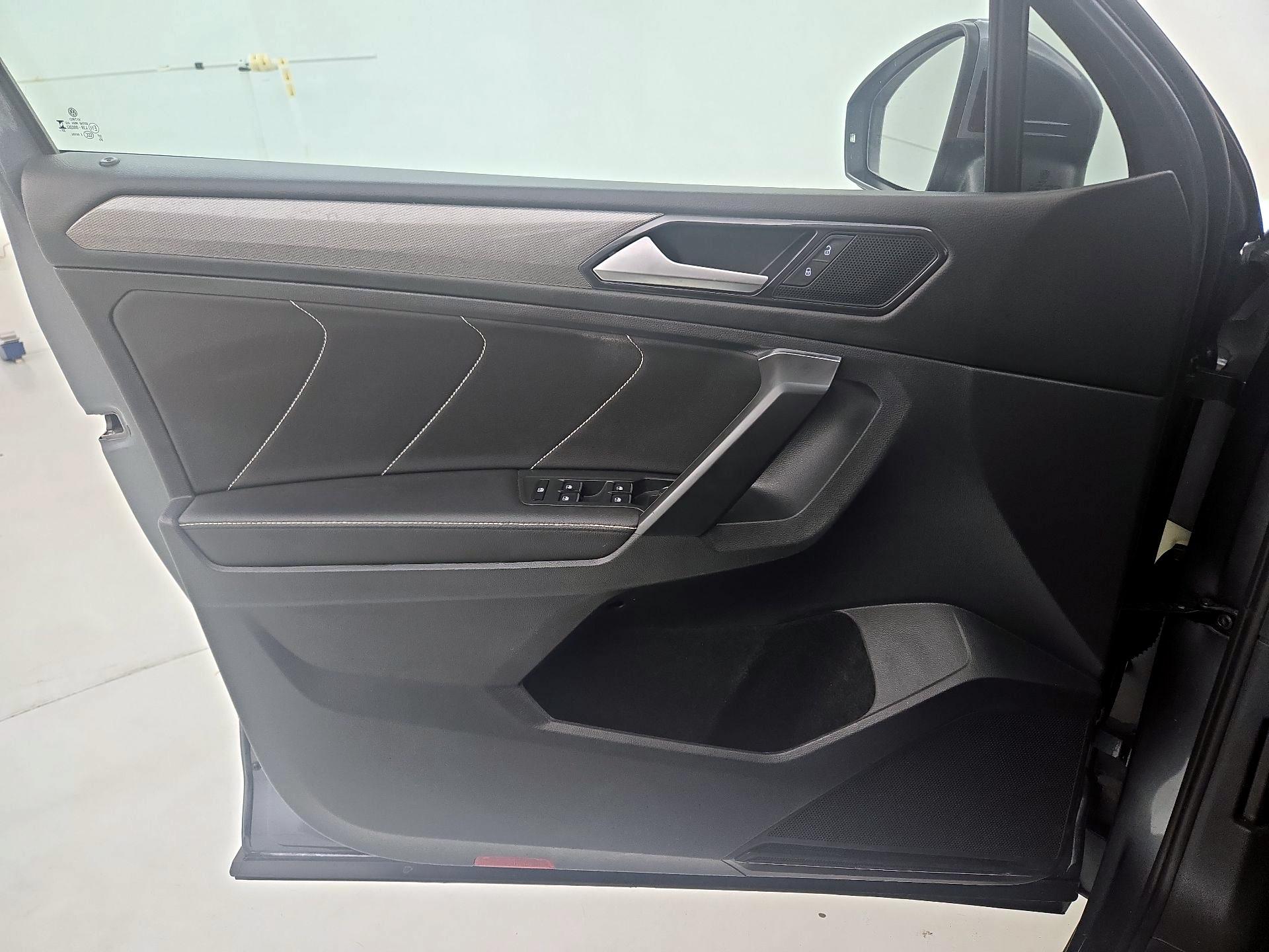 Thumbnail: 2023 Volkswagen Tiguan - 12