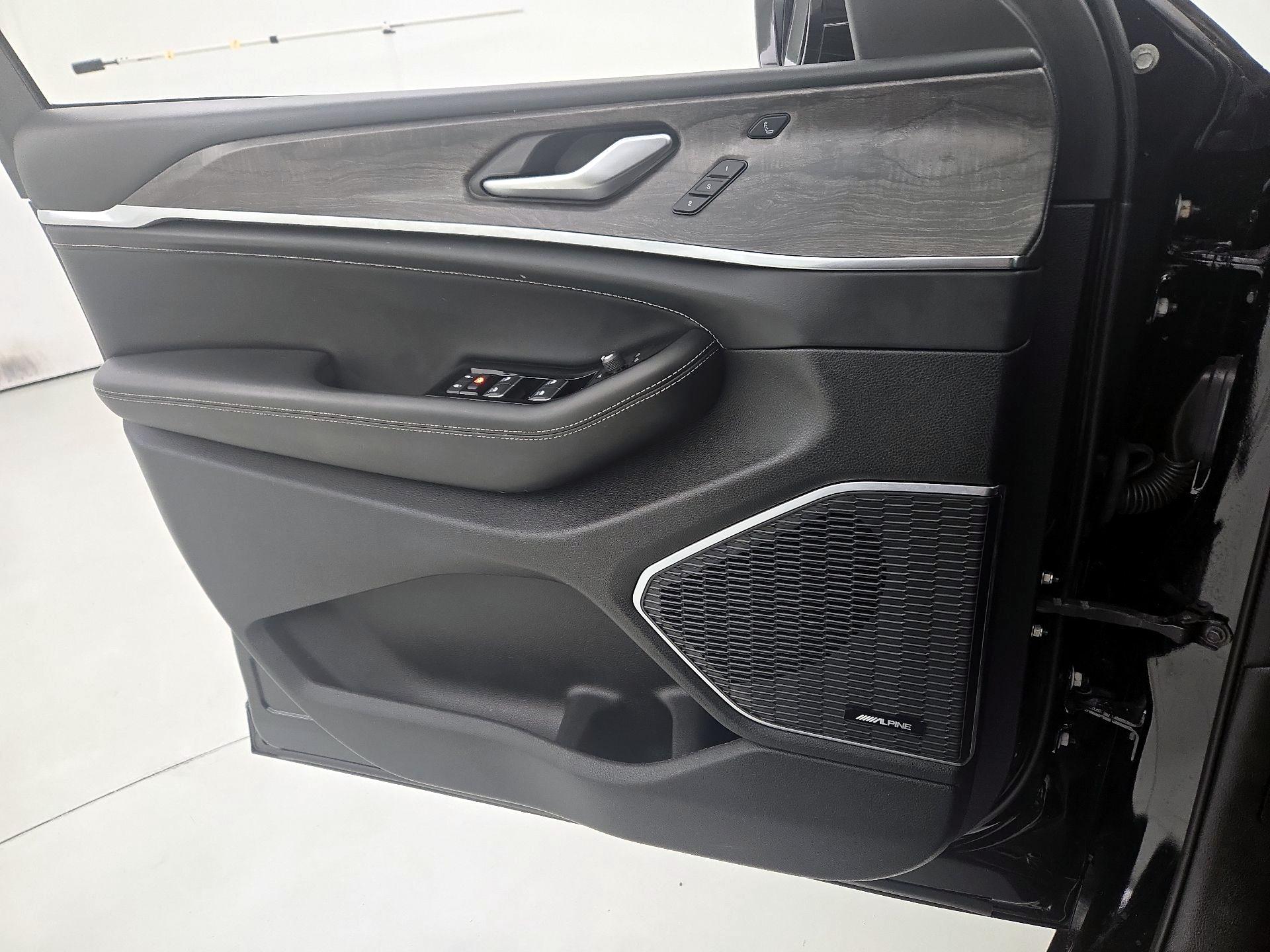 Thumbnail: 2023 Jeep Grand Cherokee - 12