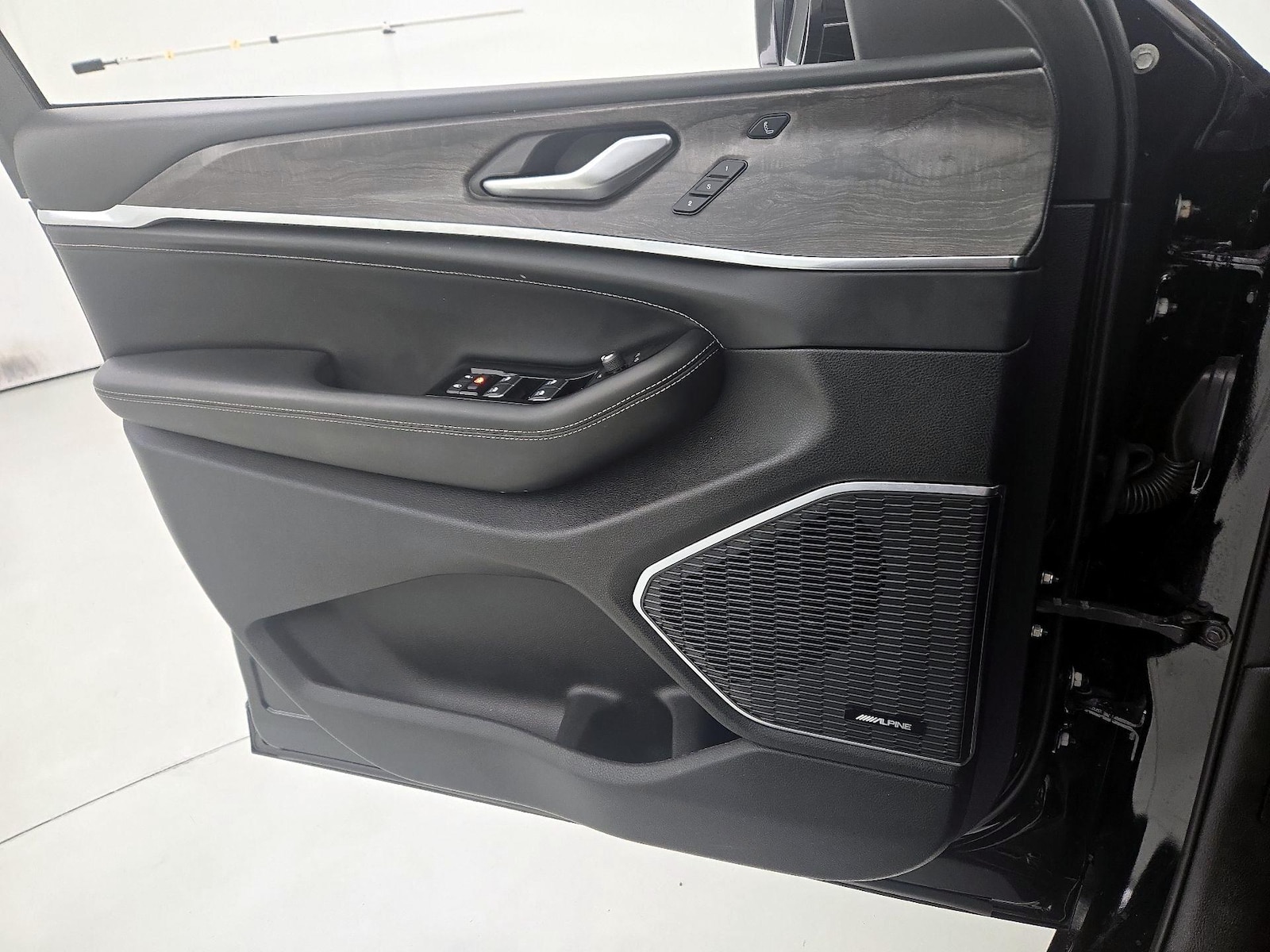 2023 Jeep Grand Cherokee Overland - Photo 13