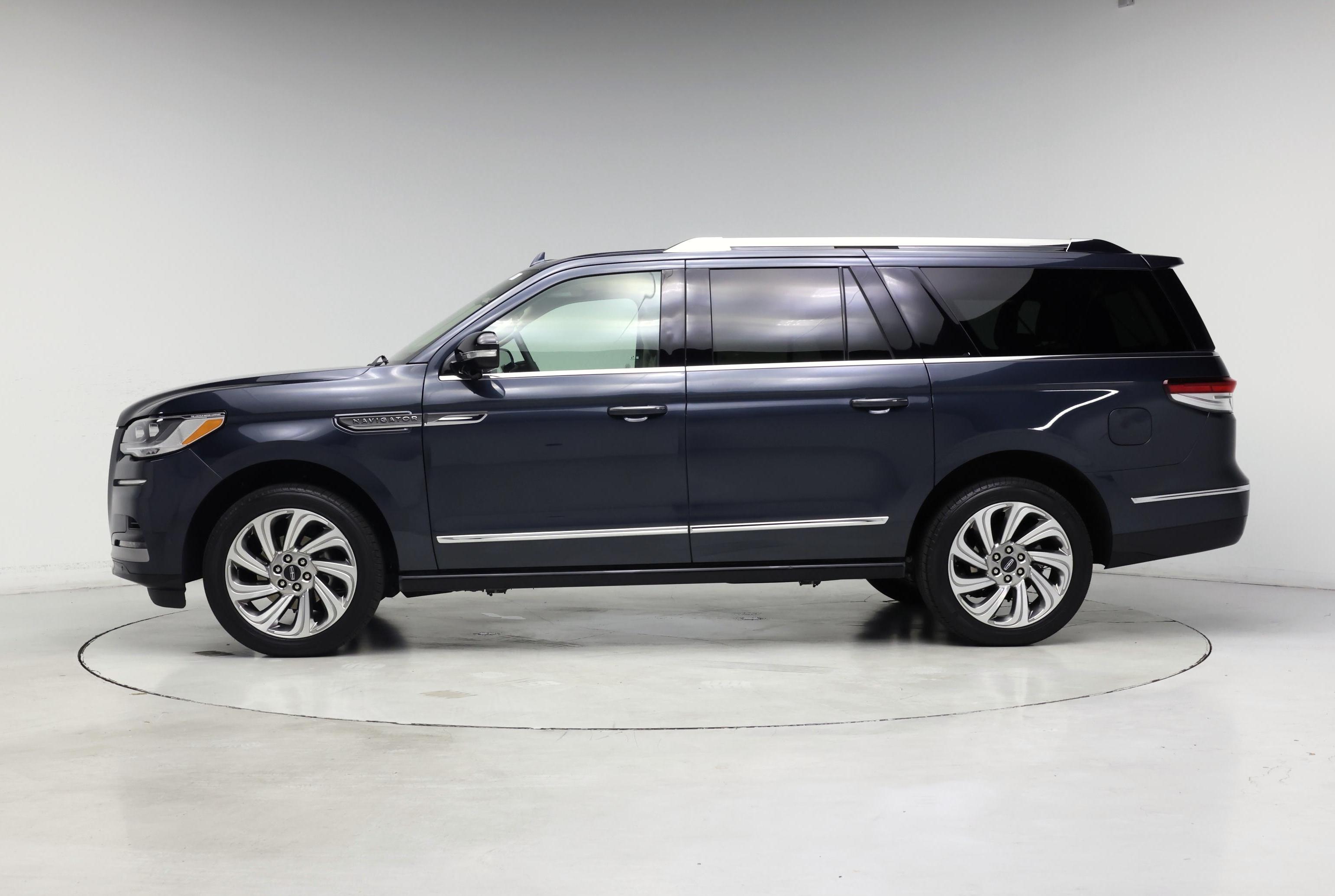 Thumbnail: 2024 Lincoln Navigator L - 3