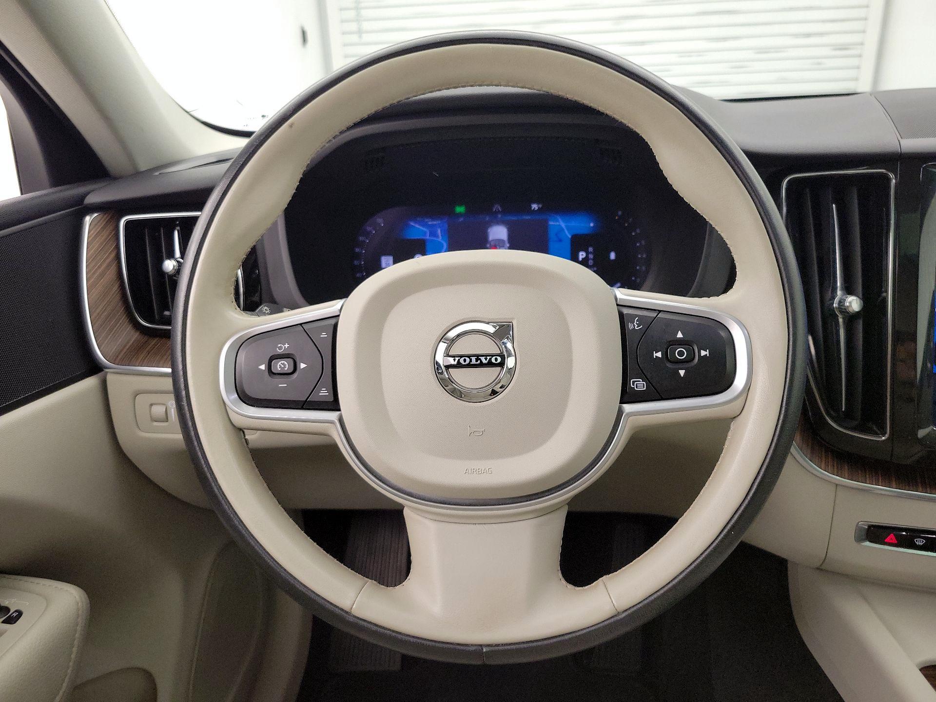 Thumbnail: 2022 Volvo XC60 - 10