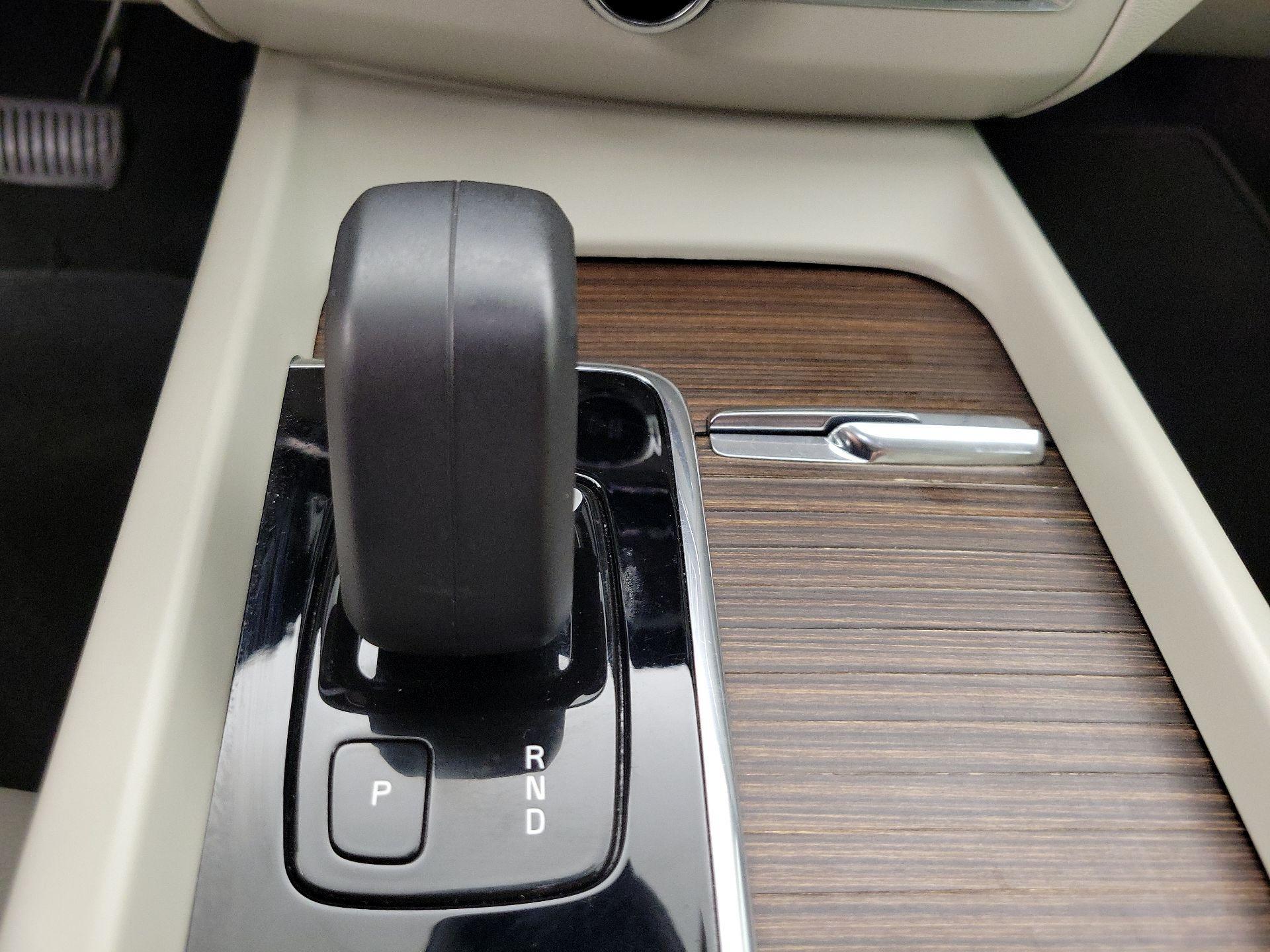 Thumbnail: 2022 Volvo XC60 - 18