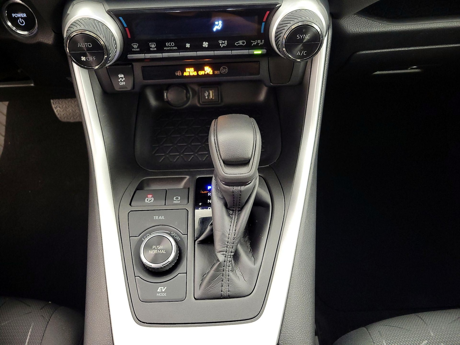 2024 Toyota RAV4 XLE - Photo 18