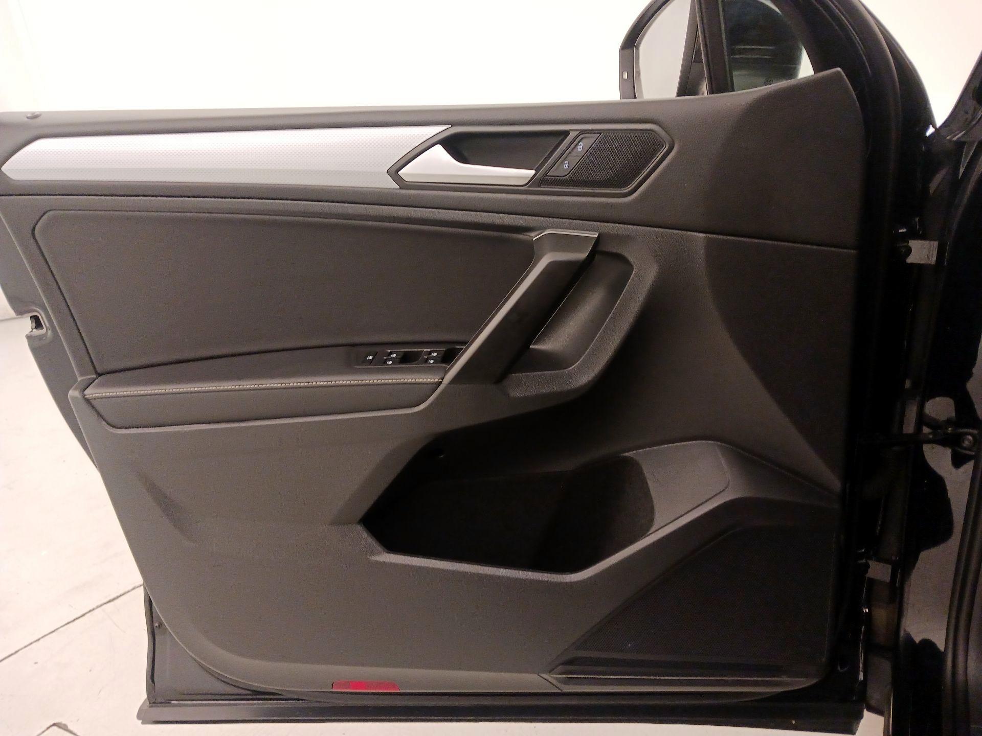 Thumbnail: 2023 Volkswagen Tiguan - 12