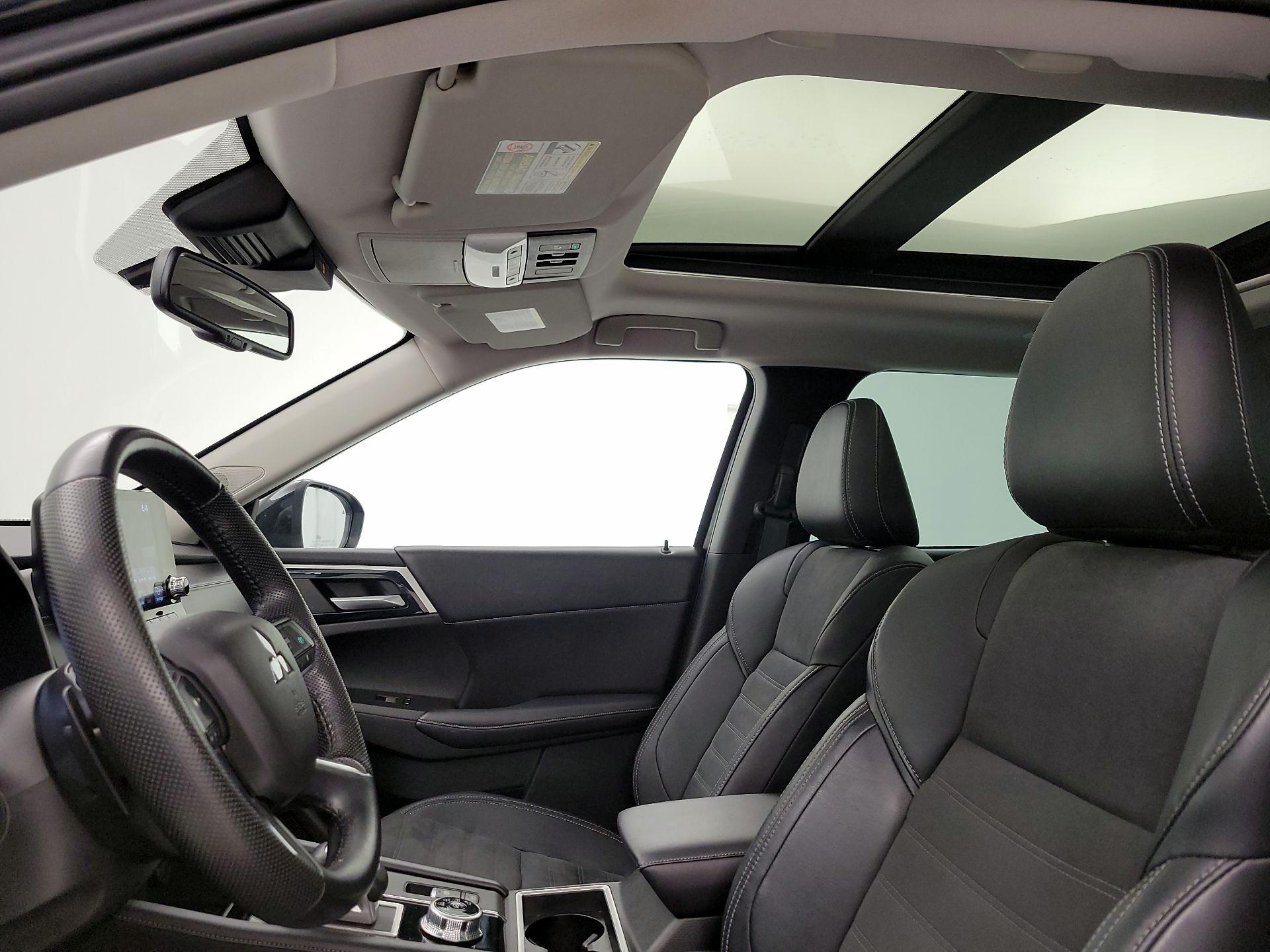 Thumbnail: 2023 Mitsubishi Outlander - 20