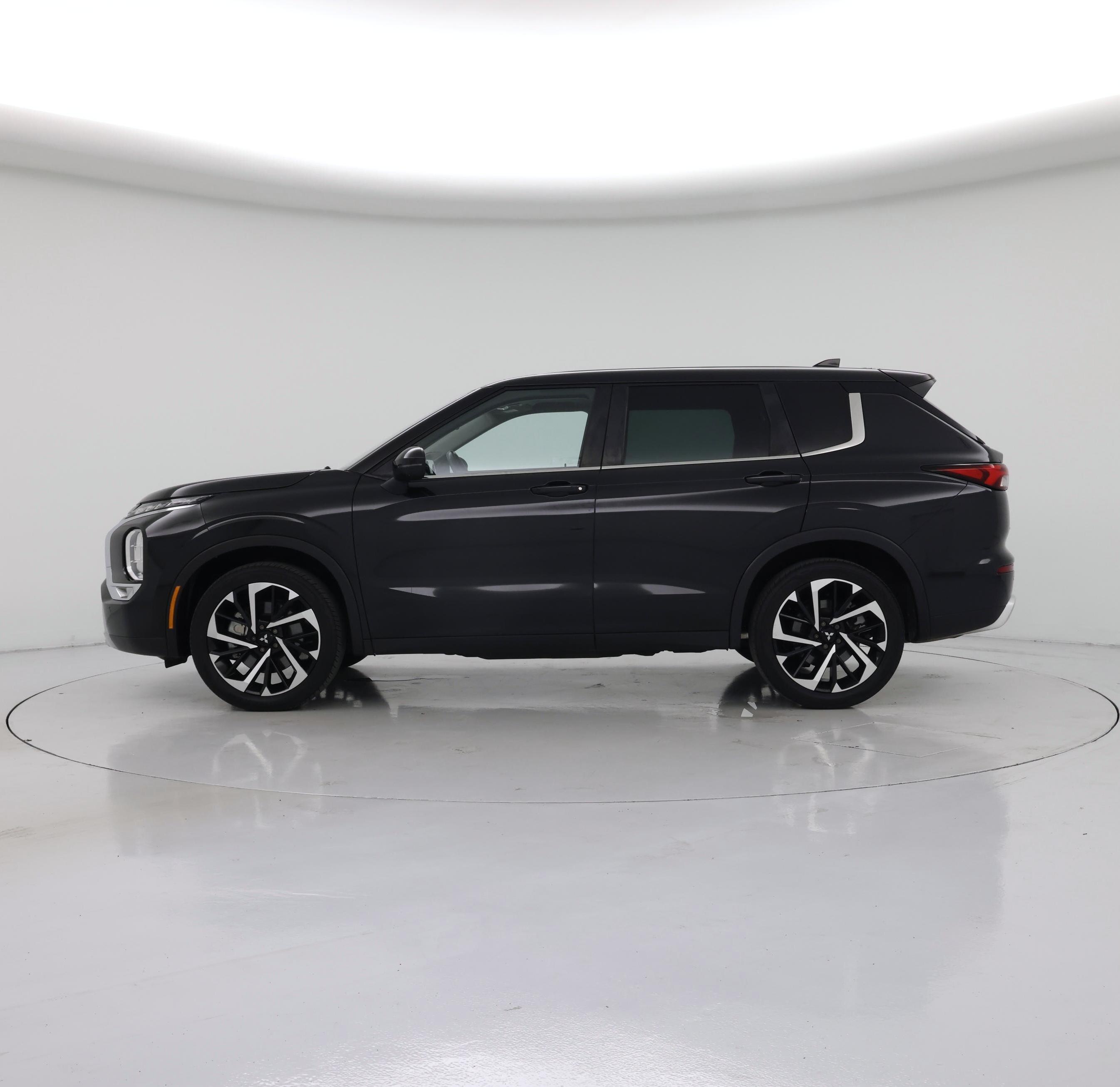 Thumbnail: 2023 Mitsubishi Outlander - 3