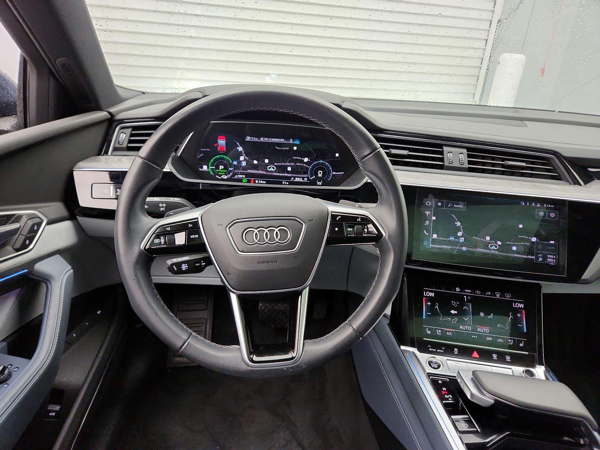 Thumbnail: 2022 Audi e-tron S - 10