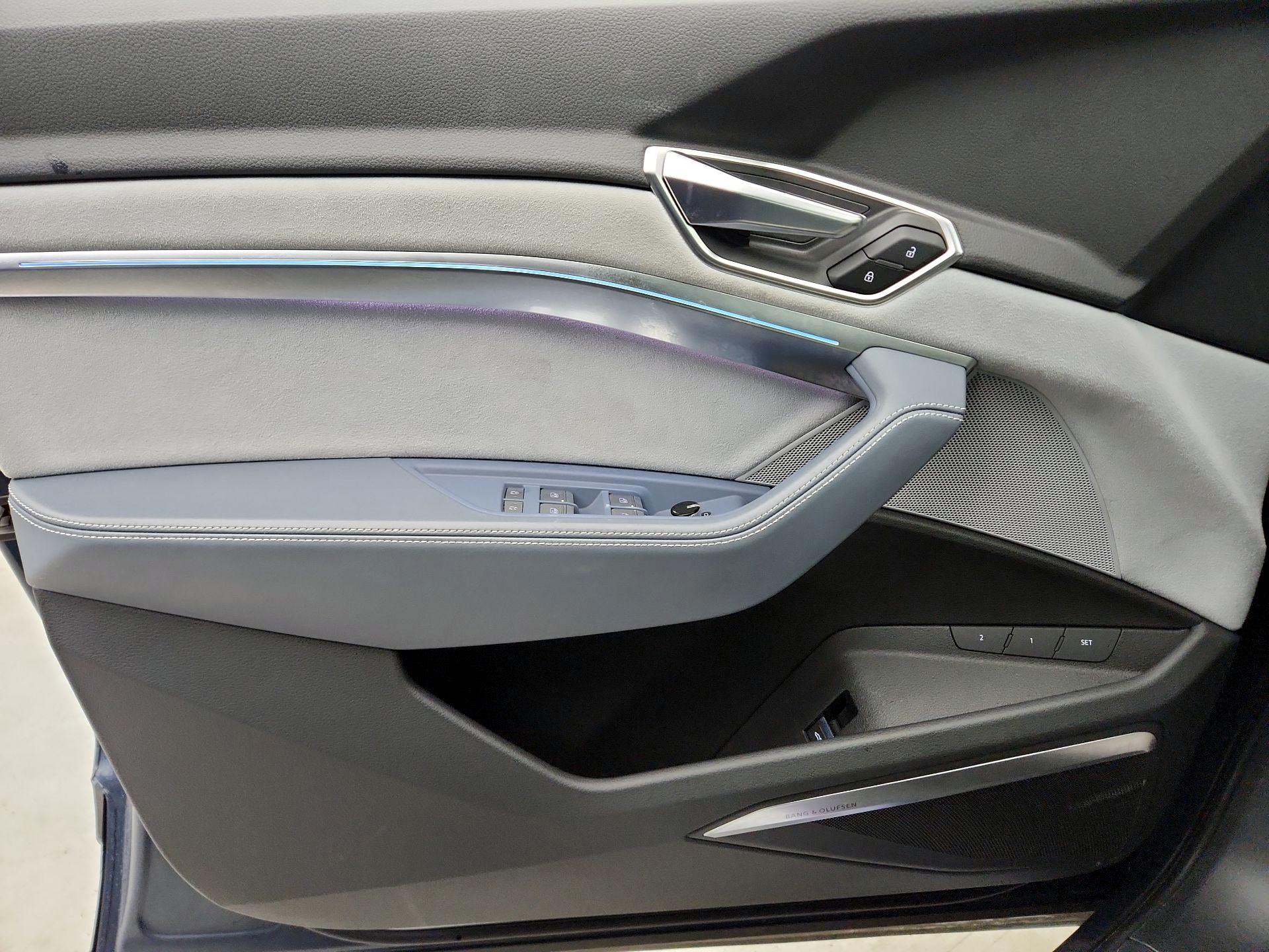 Thumbnail: 2022 Audi e-tron S - 12