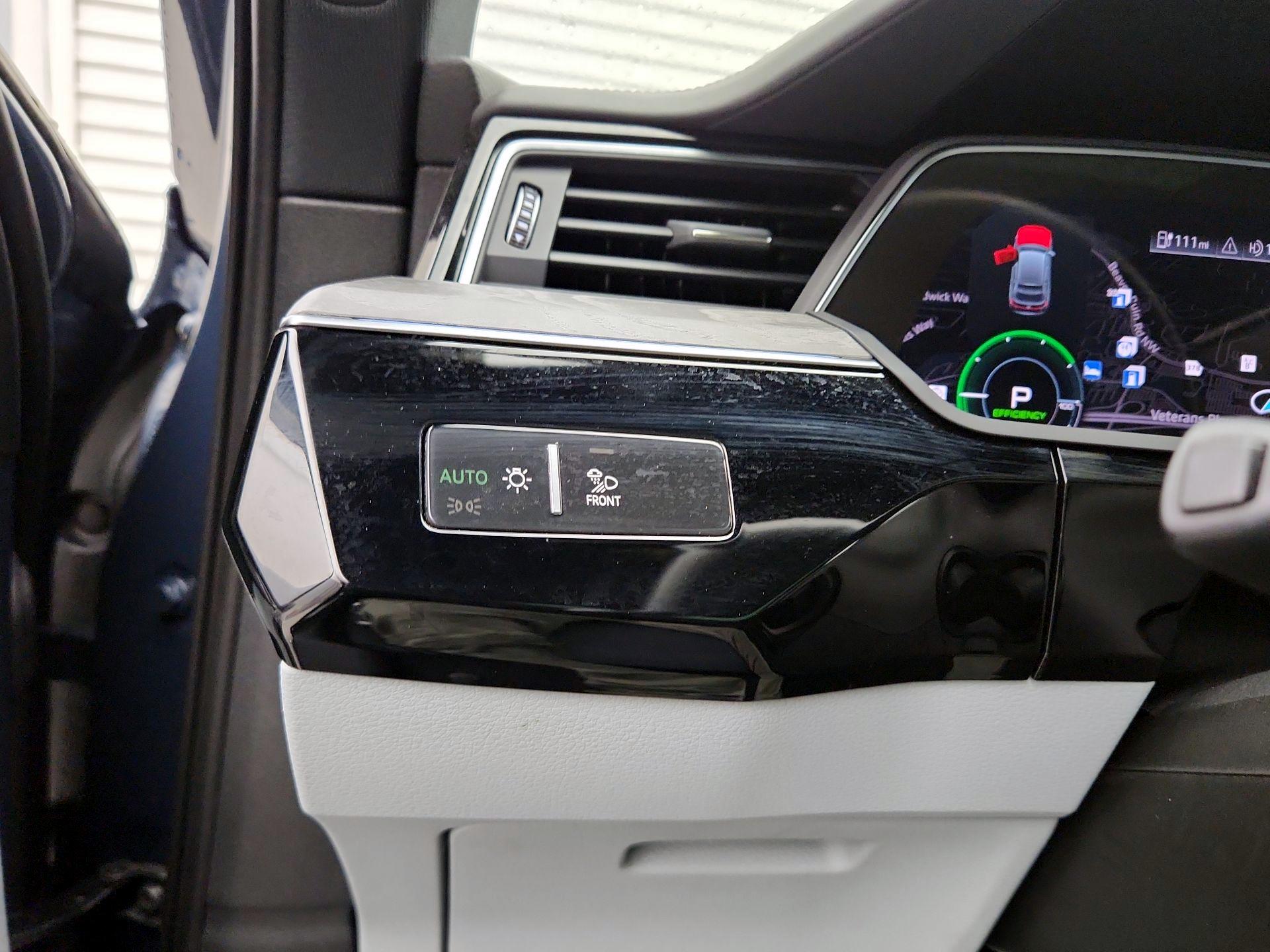 Thumbnail: 2022 Audi e-tron S - 13