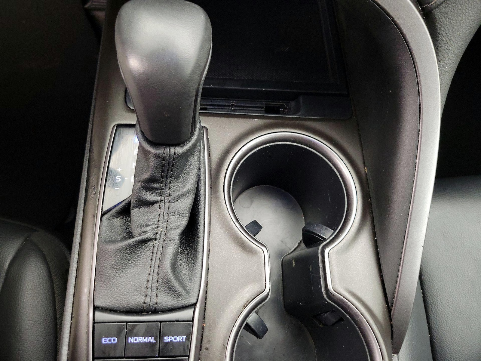 2023 Toyota Camry SE - Photo 18