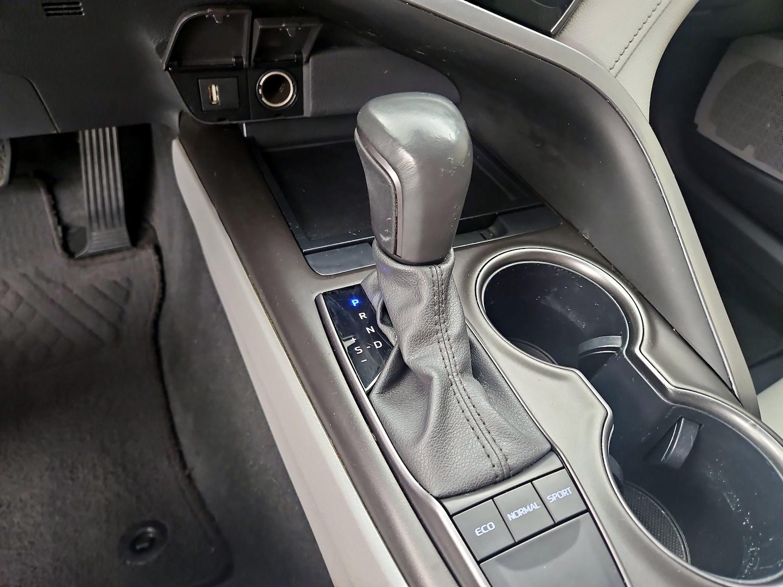 2024 Toyota Camry SE - Photo 18