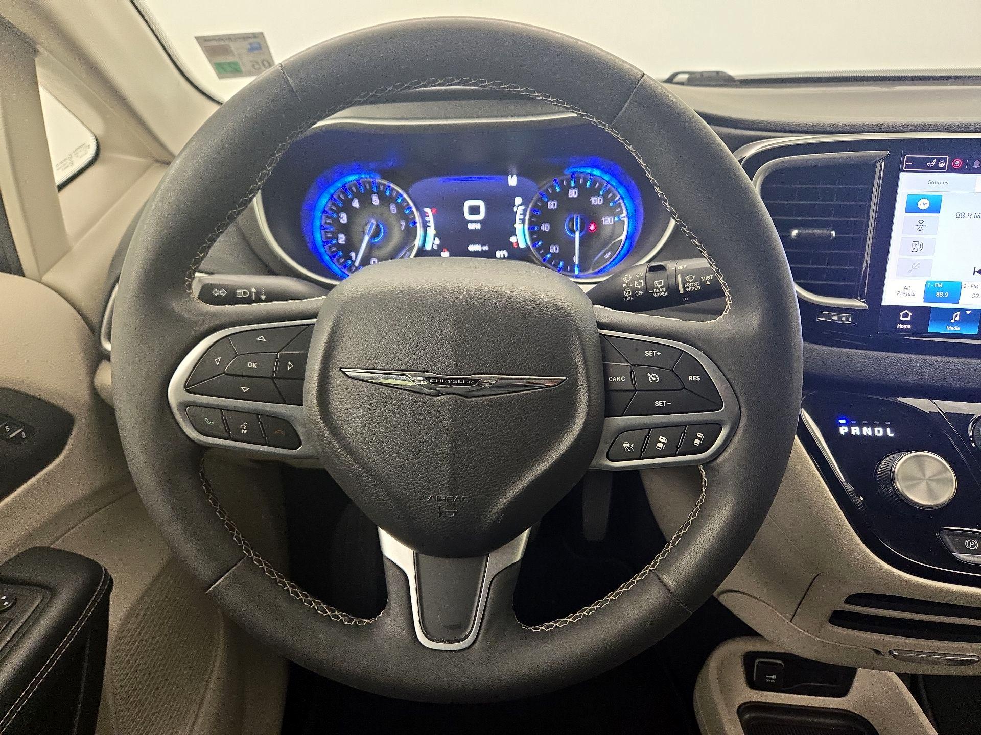 Thumbnail: 2023 Chrysler Pacifica - 10