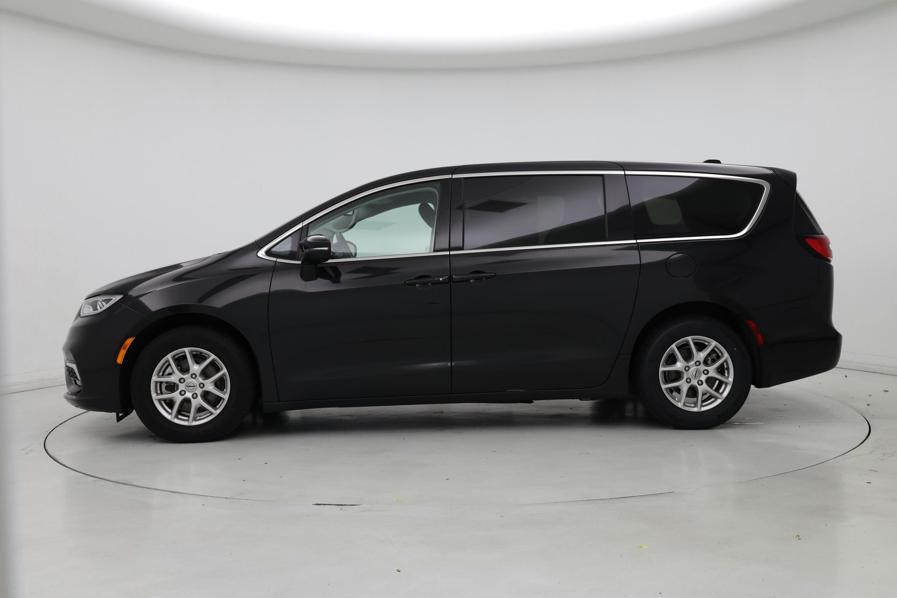 Thumbnail: 2023 Chrysler Pacifica - 3