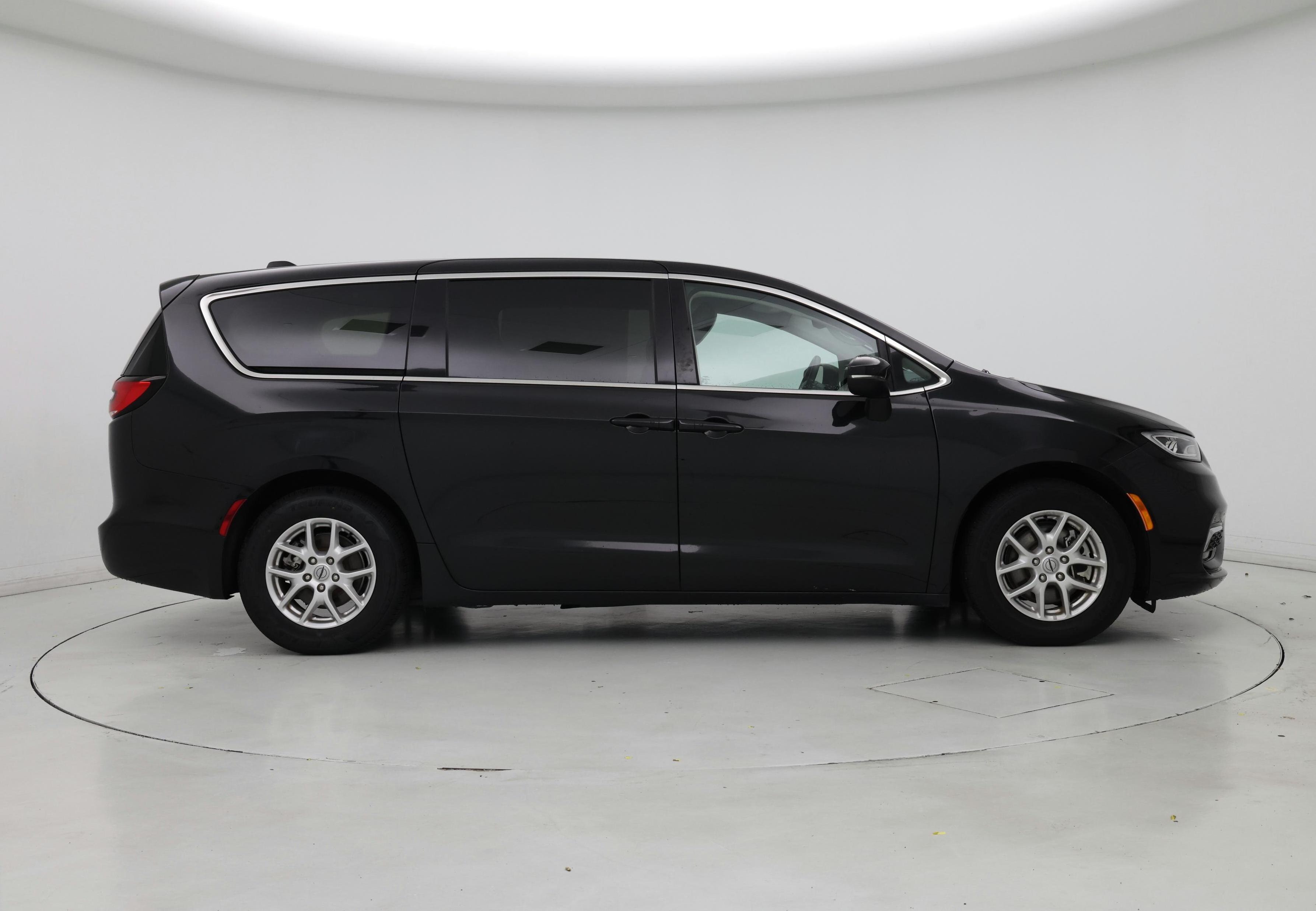 Thumbnail: 2023 Chrysler Pacifica - 7
