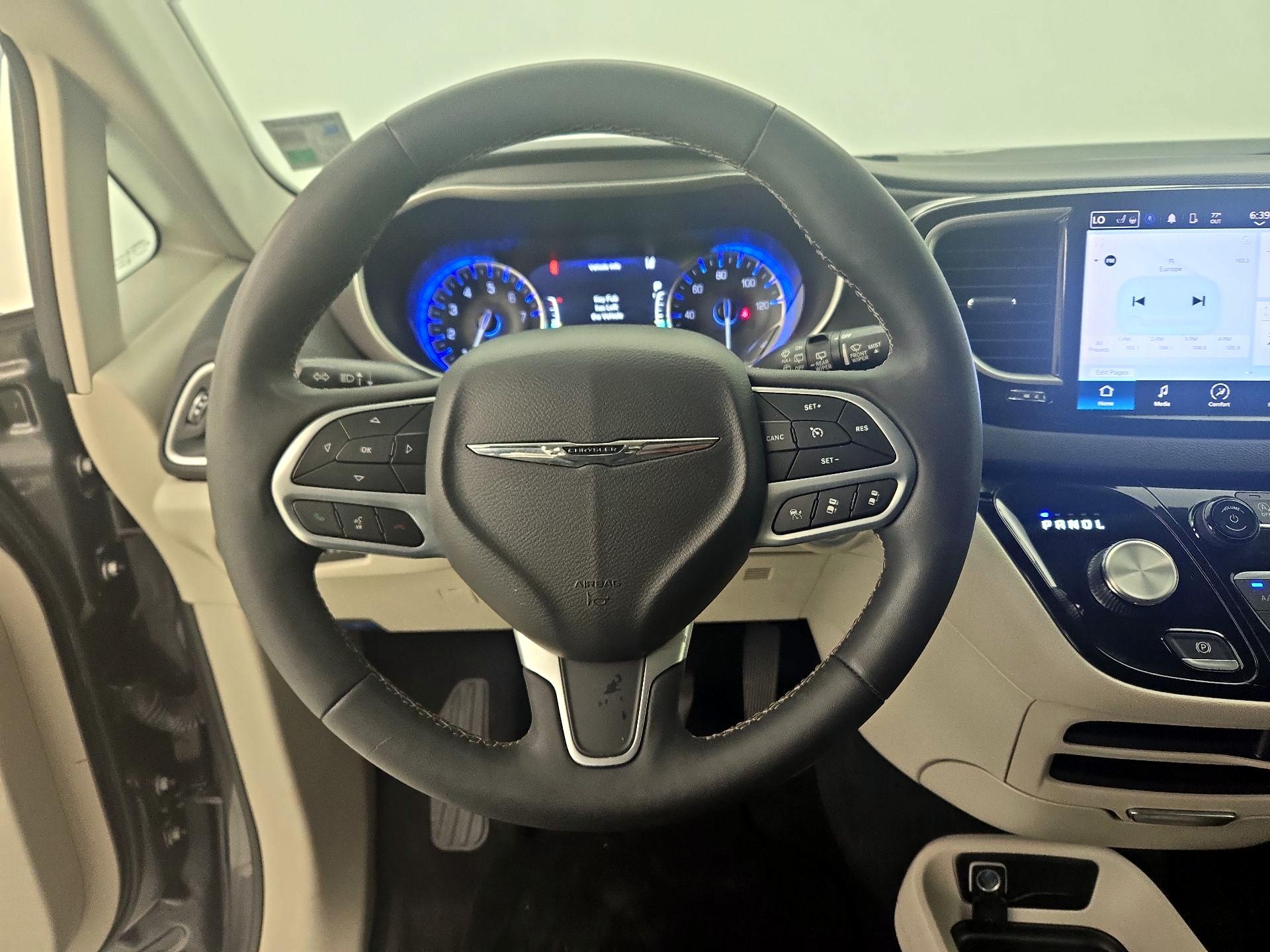 Thumbnail: 2023 Chrysler Pacifica - 10
