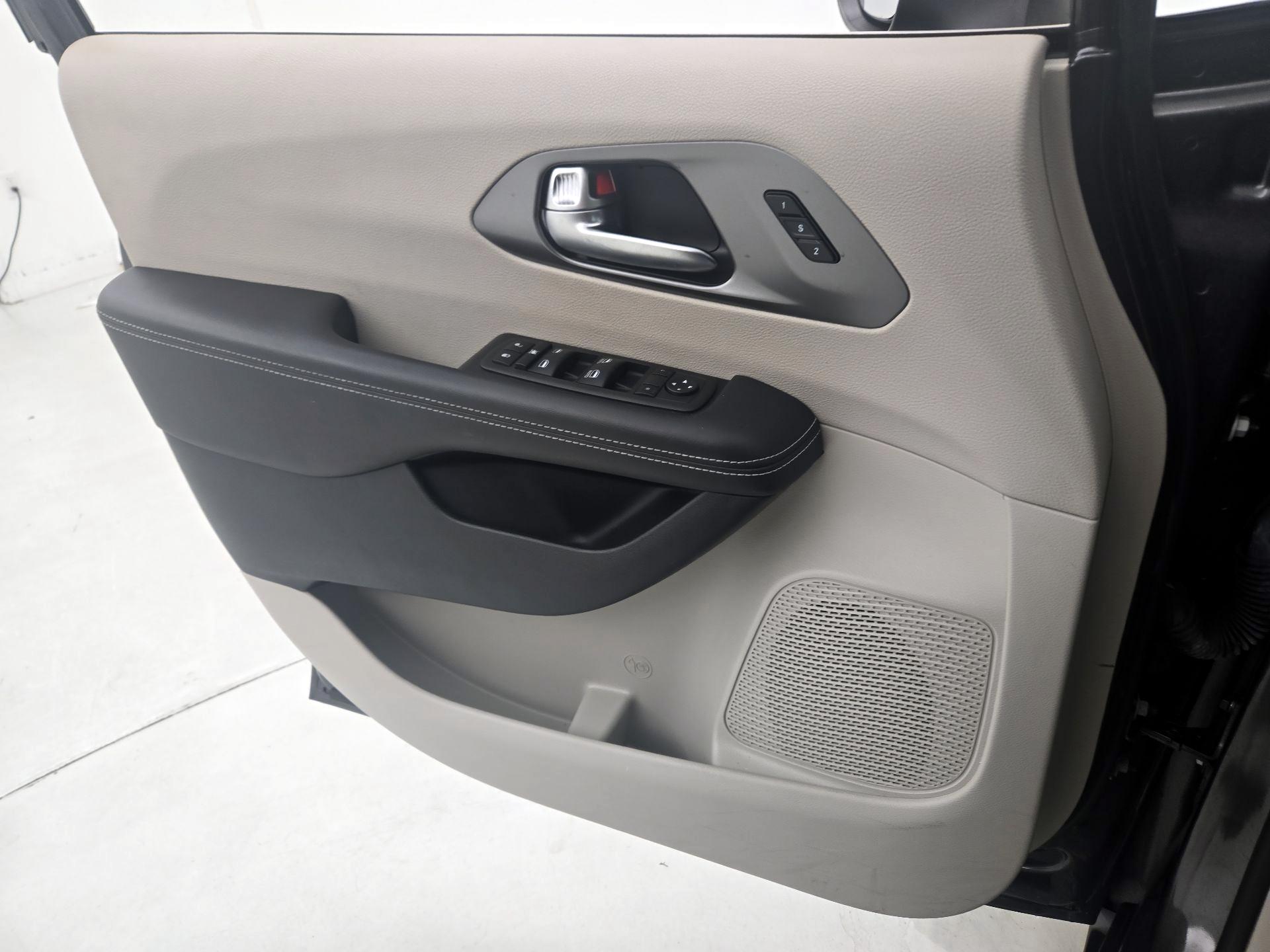Thumbnail: 2023 Chrysler Pacifica - 12