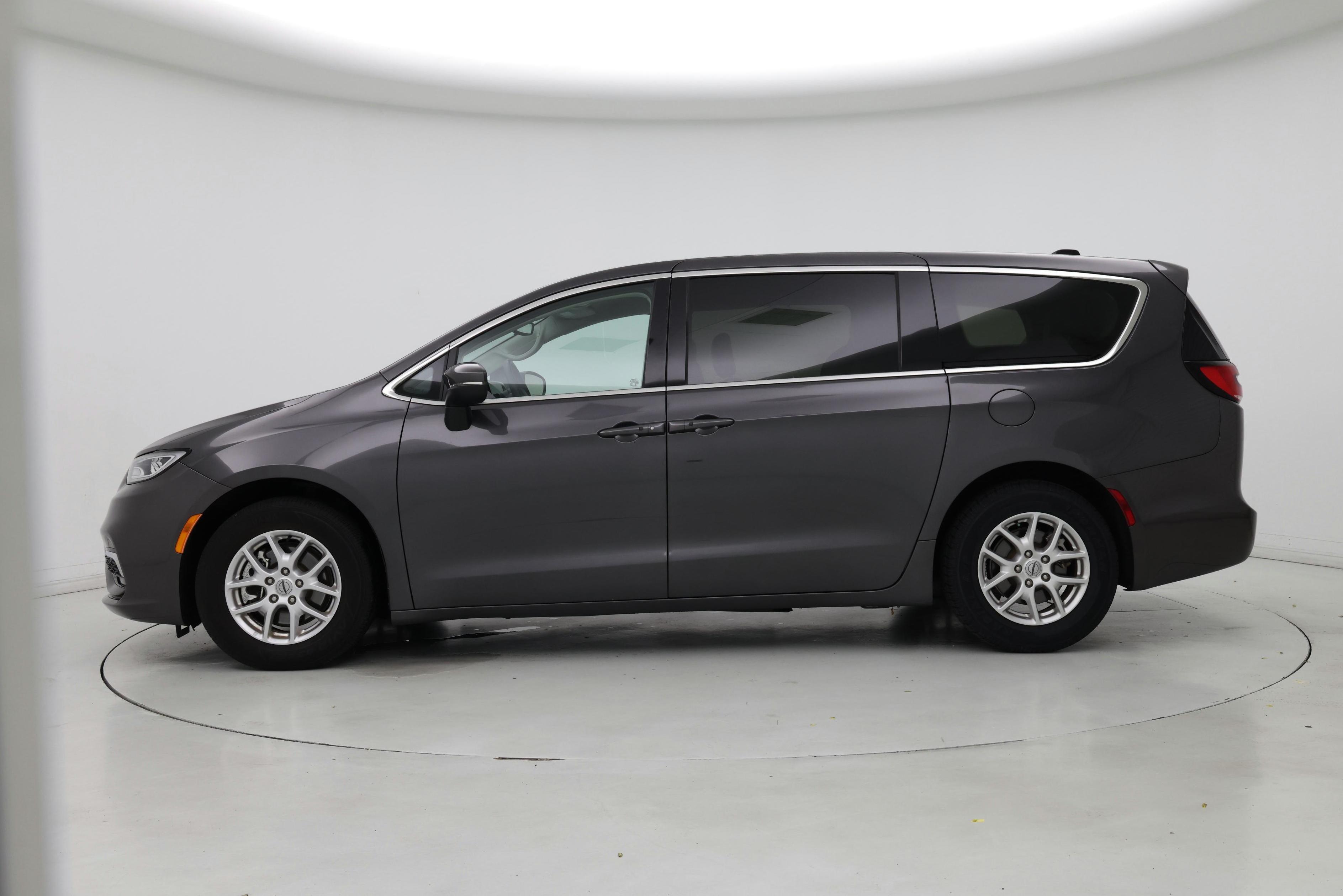 Thumbnail: 2023 Chrysler Pacifica - 3