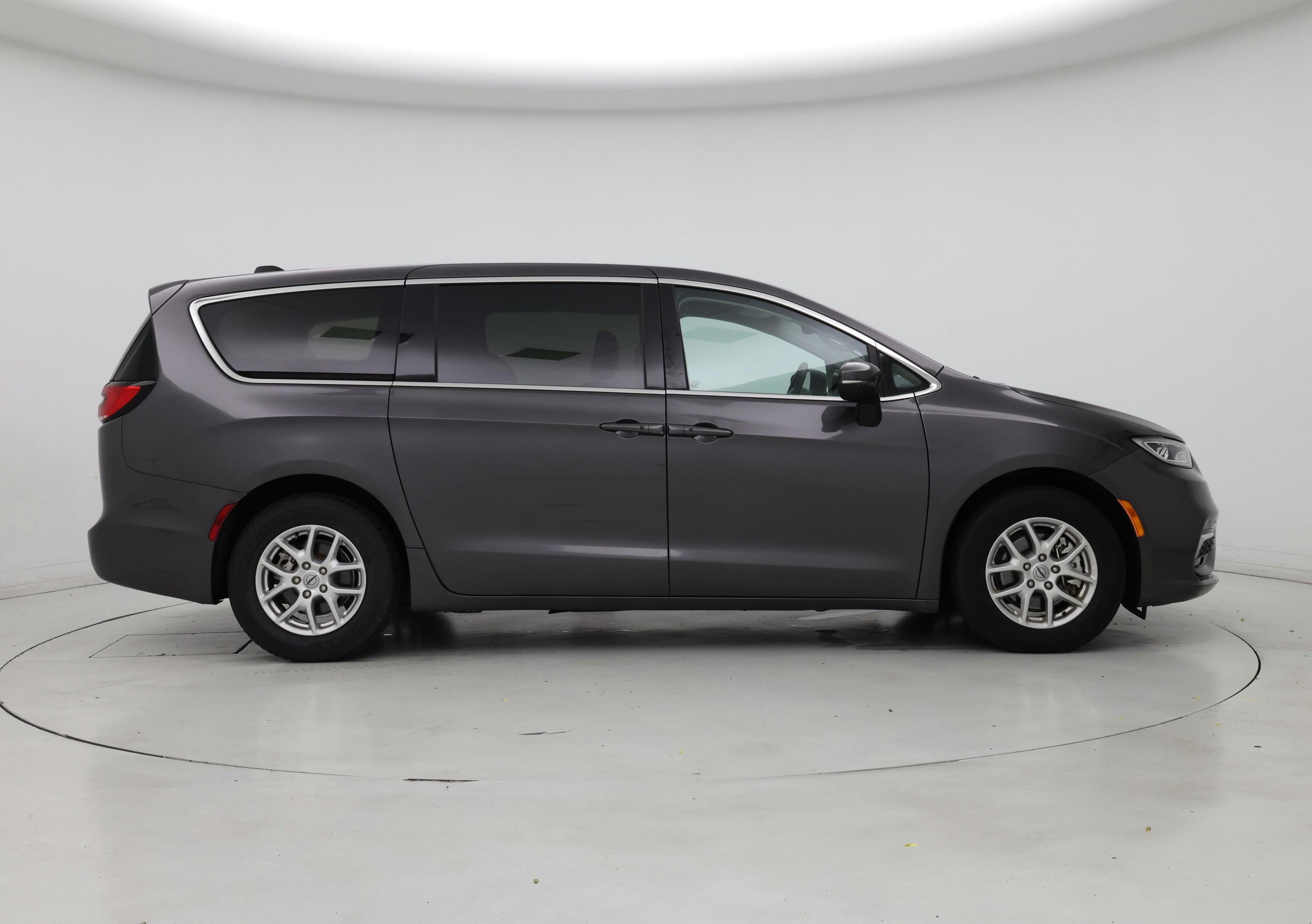 Thumbnail: 2023 Chrysler Pacifica - 7