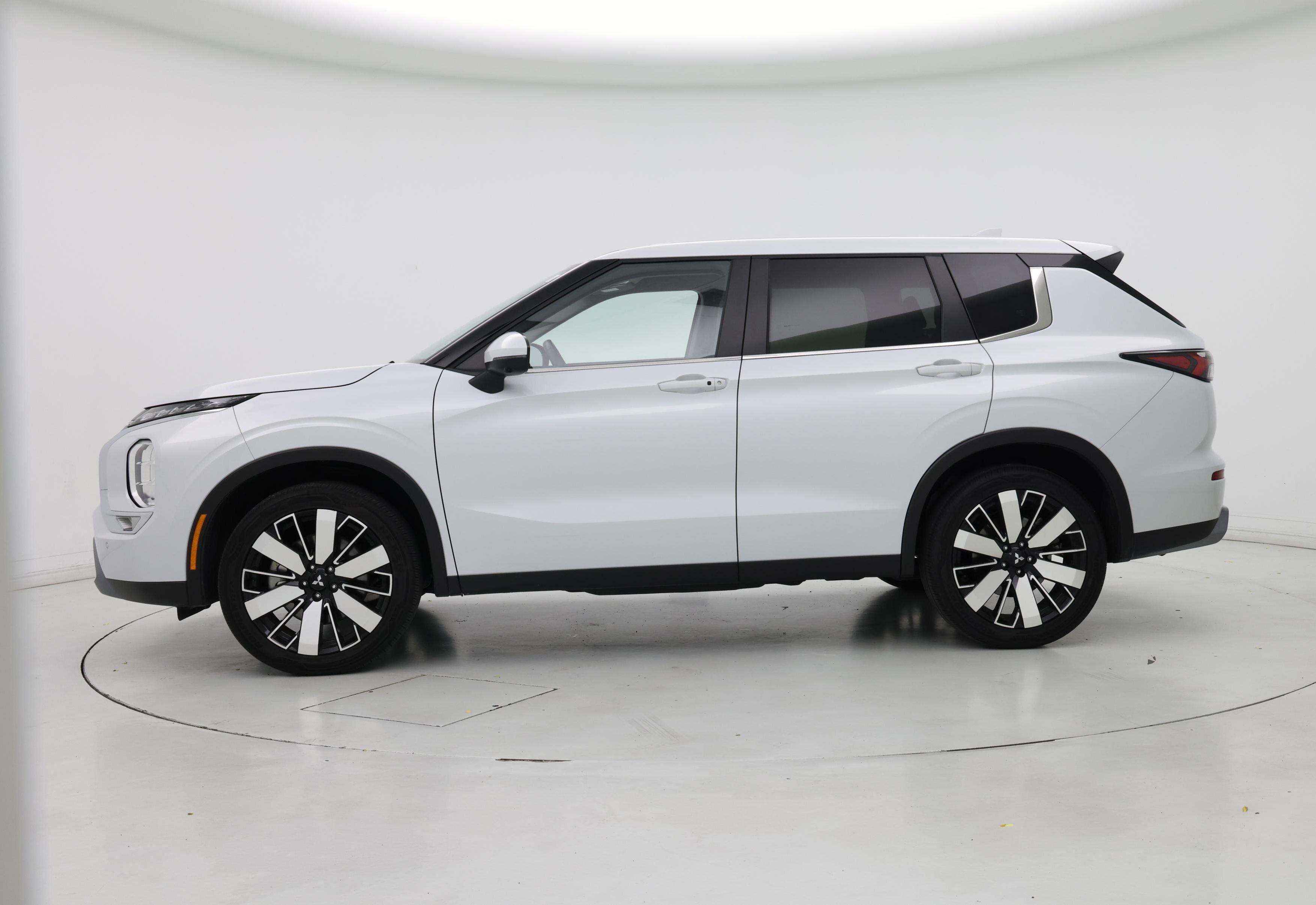 Thumbnail: 2025 Mitsubishi Outlander - 3
