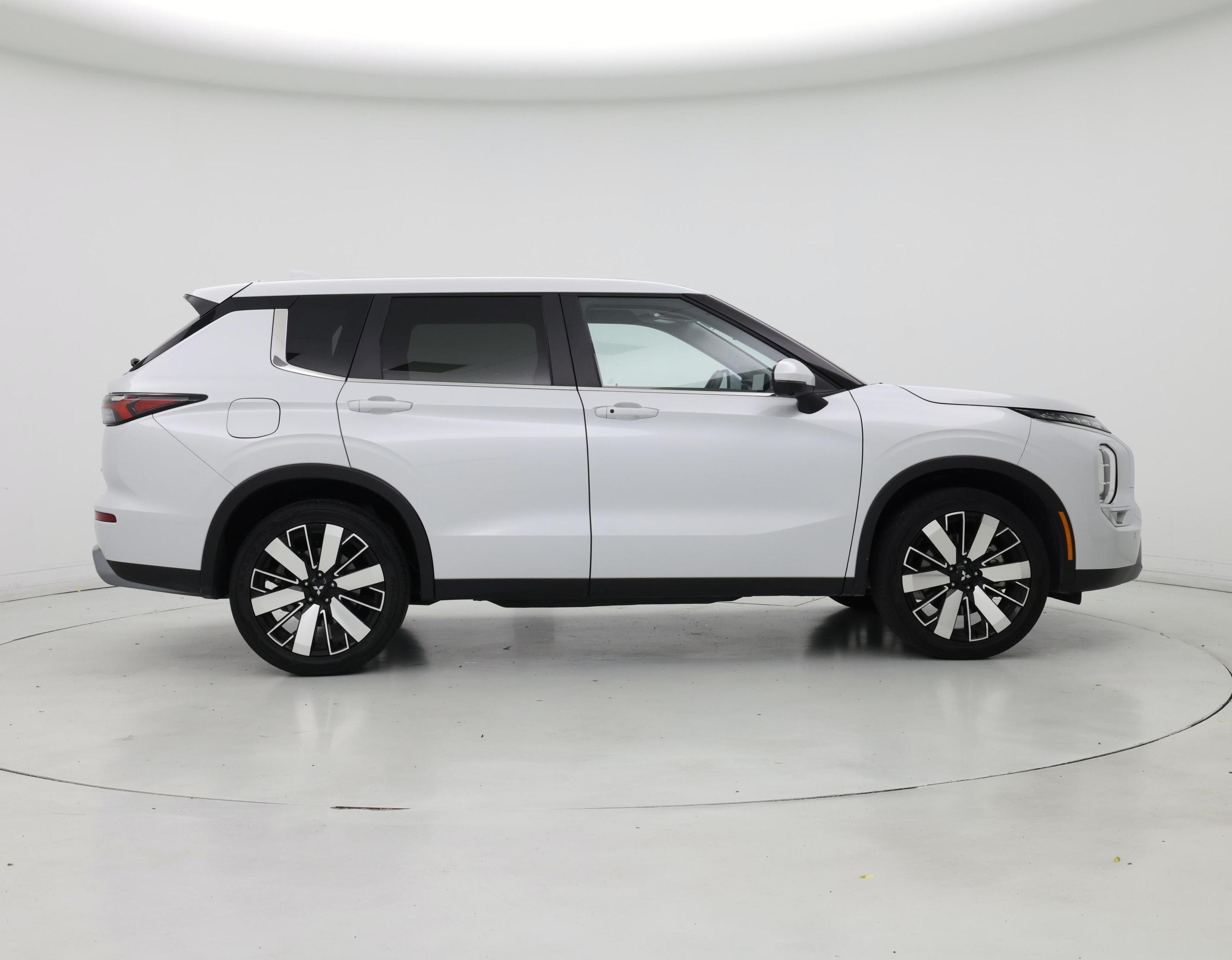 Thumbnail: 2025 Mitsubishi Outlander - 7