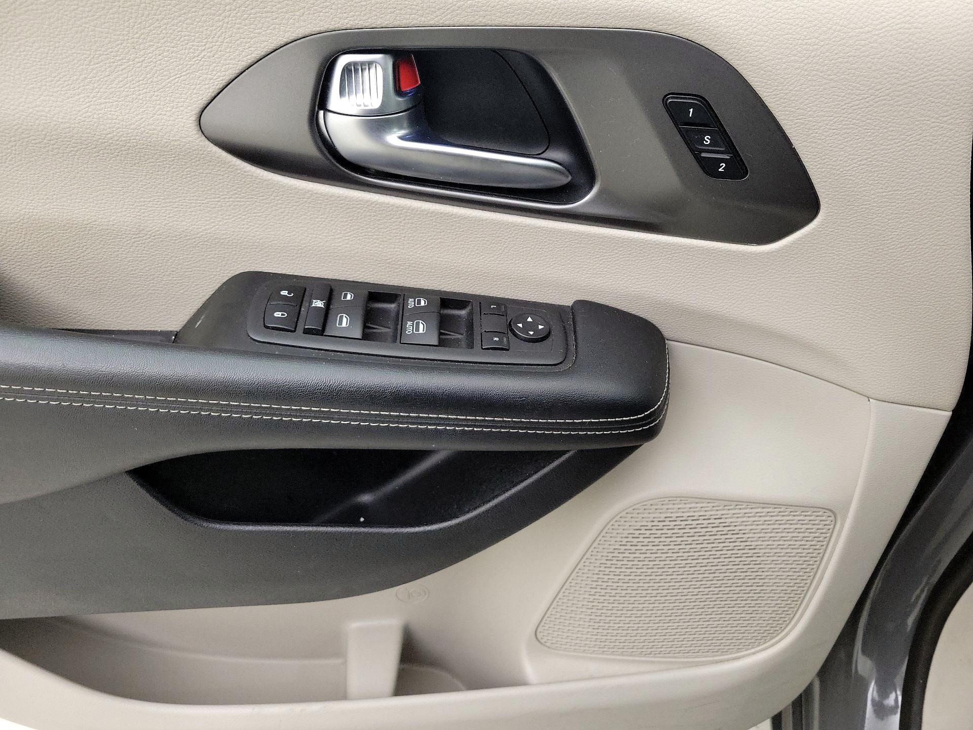 Thumbnail: 2023 Chrysler Pacifica - 12